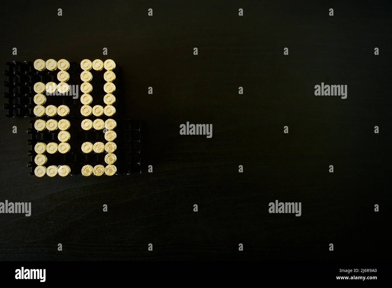 2023 Neujahr aus 9 mm Ammo auf dunklem Holztisch, dunklem Hintergrund, Kopierraum, Textbereich Stockfoto