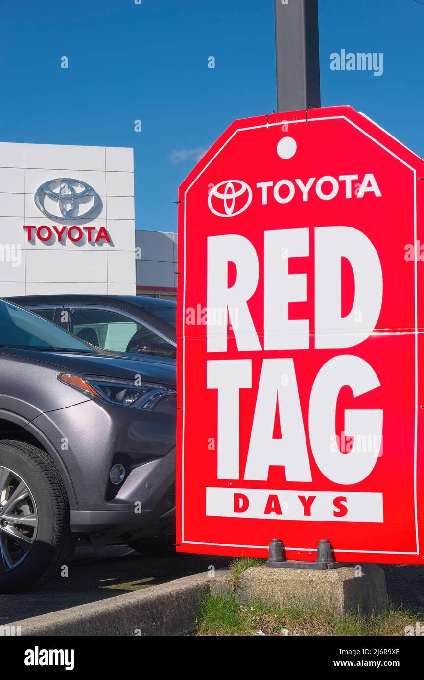 Toyota-Händler in Pitt Meadows, B. C., Kanada, mit Werbung für den Verkauf von Red Tag Days. Stockfoto