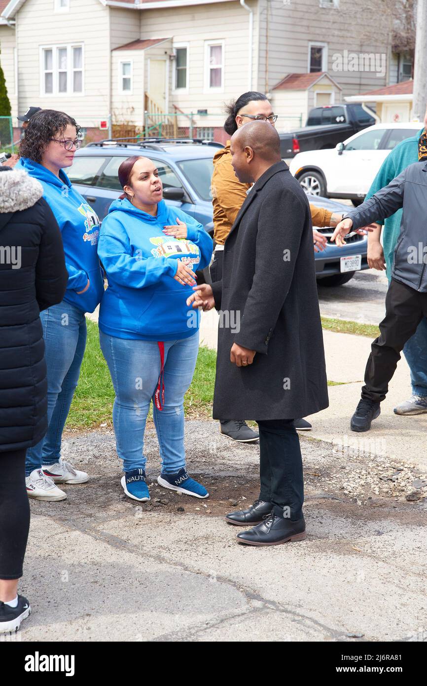 Der Bürgermeister von Milwaukee, Johnson, sprach am 24. April 2022 mit den Bewohnern des Dorfes Lincoln bei einer Mahnwache wegen des Todes der 13-jährigen Shanaria Wilson. Stockfoto