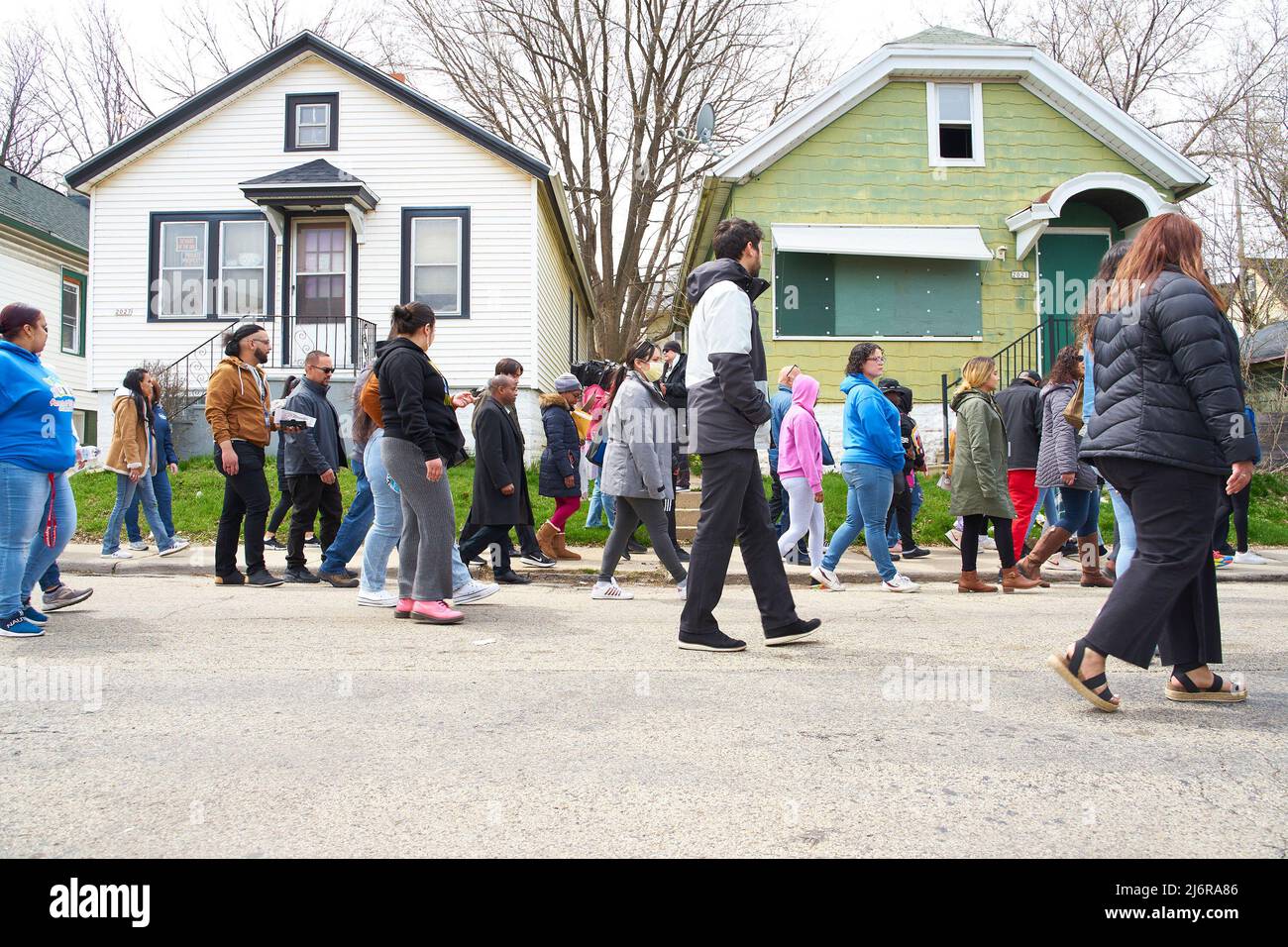 Mahnwache für Shanaria Wilson, ein 13-jähriges Mädchen, das vor ihrem Haus im Lincoln Village in Milwaukee, Wisconsin, geschossen und getötet wurde, 24. April 2022. Stockfoto