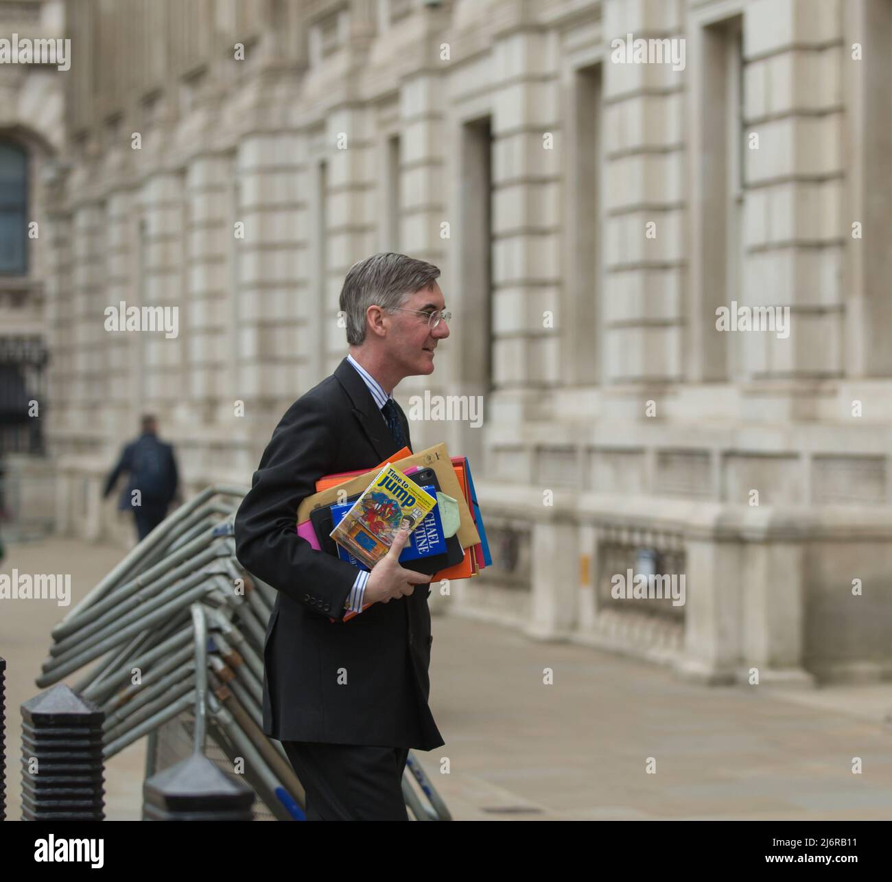 London uk 3. May 2022 Jacob Rees-Mogg, Minister für Brexit-Chancen und Effizienz der Regierung, kommt mit seinen Büchern ins Kabinett Stockfoto