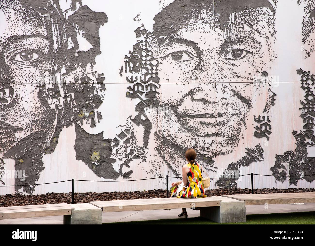 Eine Frau betrachtet Wandkunst im Wynwood Walls Art Space, Wynwood, Miami, Florida, USA Stockfoto