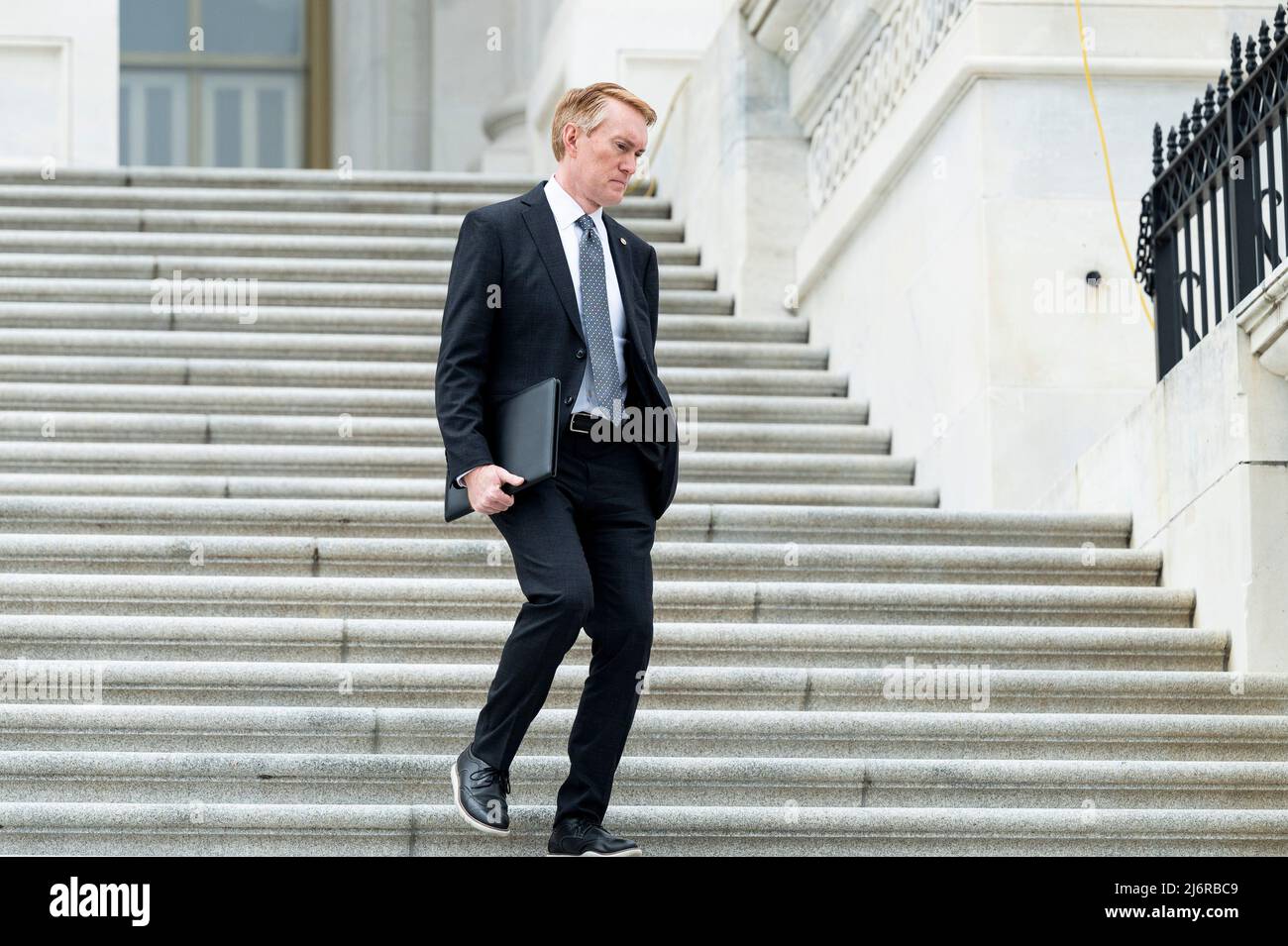 3. Mai 2022, Washington, District of Columbia, Vereinigte Staaten: US-Senator James Lankford (R-OK) geht die Stufen am Kapitol entlang. (Bild: © Michael Brochstein/ZUMA Press Wire) Stockfoto