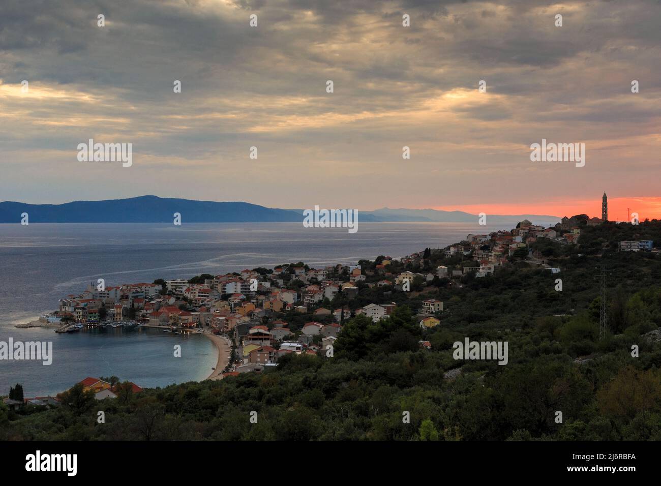 IGRANE, KROATIEN - 8. SEPTEMBER 2016: Dies ist ein Sonnenuntergang in einer kleinen kroatischen Siedlung an der Adriaküste im Herbst. Stockfoto