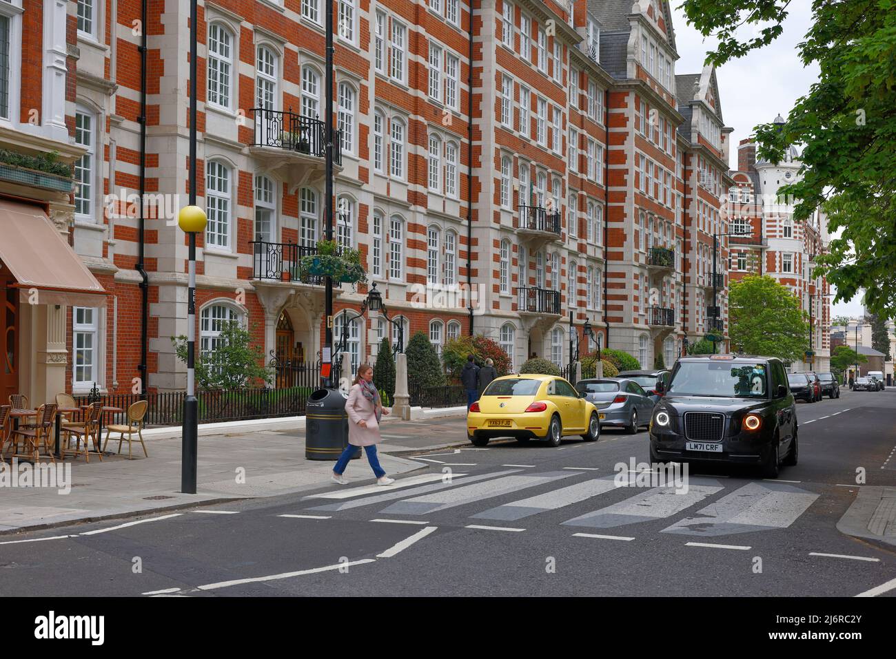 Frau überquert die St John's Wood High Street, London Stockfoto