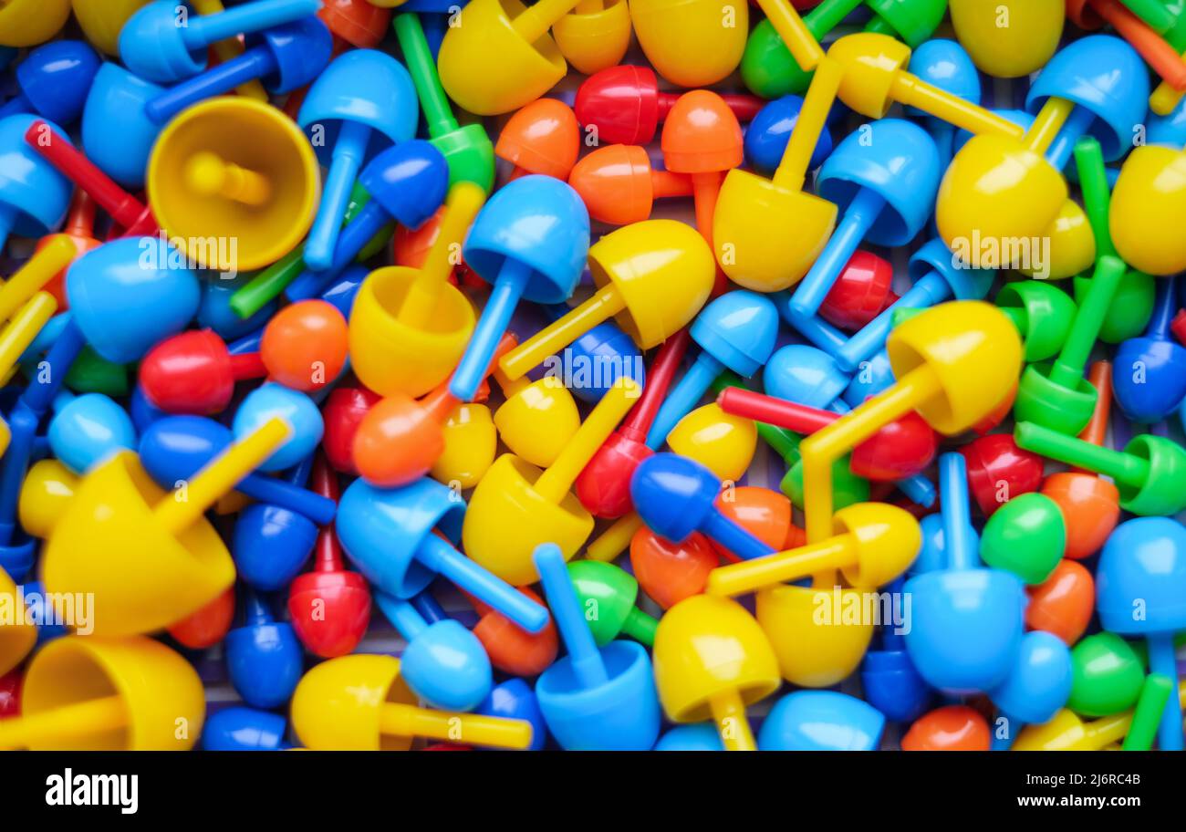 Nahaufnahme, Kinder Farbmosaik für die Erstellung von Bildern. Pädagogisches Spielzeug für Kinder. Stockfoto