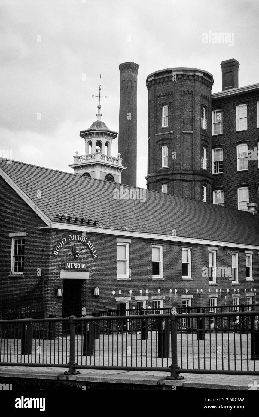 Das Boott Cotton Mills Museum im historischen Lowell, Massachusetts. Vertikale Ansicht. Aufgenommen auf analogem Schwarzweiß-Film. Lowell, Massachusetts, USA Stockfoto