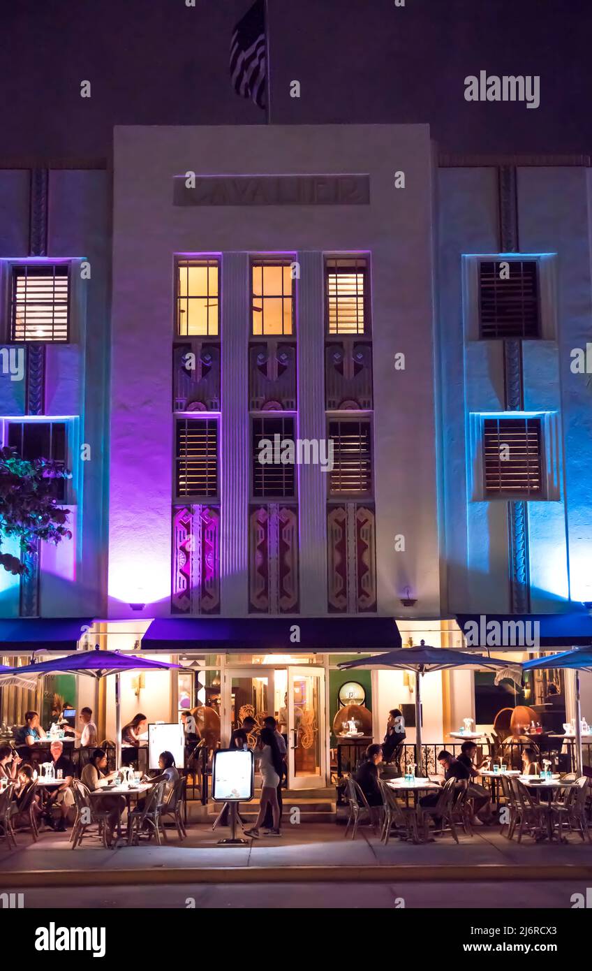 Menschen, die abends außerhalb des Art-Deco-Restaurants in South Beach, Miami, Florida, USA, speisen Stockfoto
