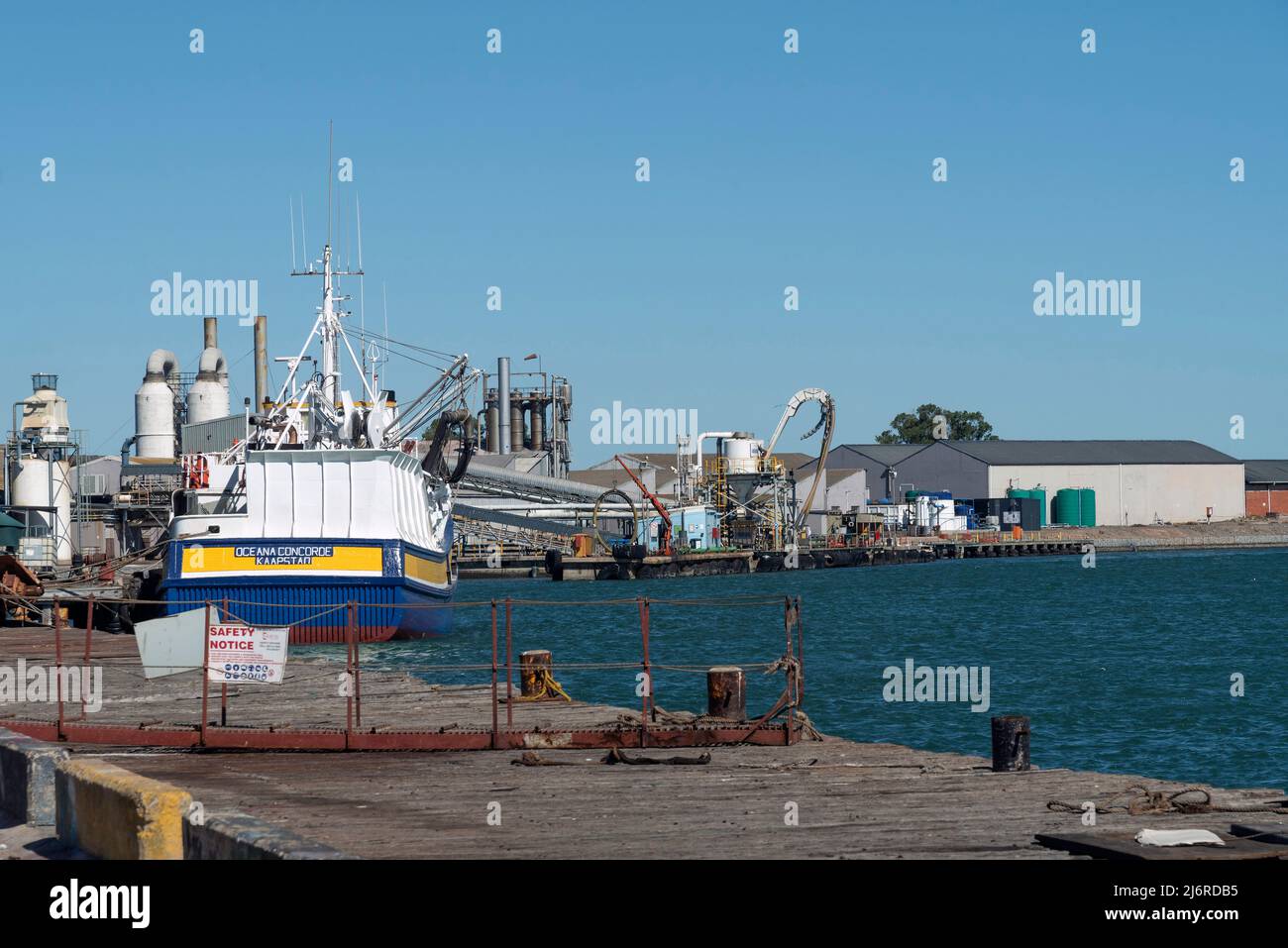 Velddrif, Region Laaiplek Westküste, Südafrika. 2022. Fischfabrik am Hafen Velddrif entlang der Westküste, Fischerboot daneben. Stockfoto