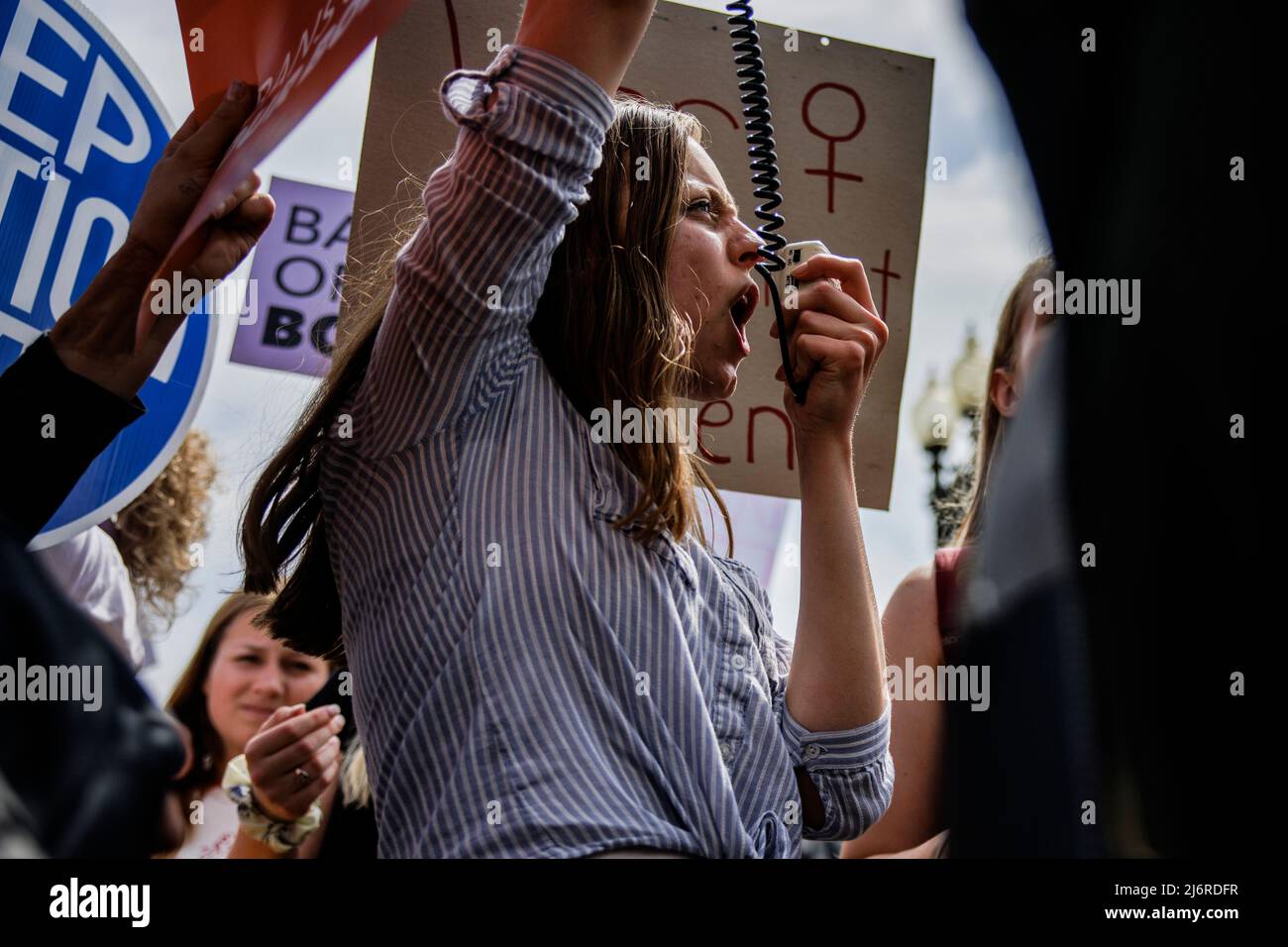 Befürworter von Pro Choice umgeben ein paar Anti-Abtreibungsaktivisten, die versuchten, ihren Protest vor dem Obersten Gerichtshof der Vereinigten Staaten zu infiltrieren, nachdem ein Entwurf eines Beschlusses von Justice Alito ausgeleckt wurde, der Roe v. Wade umkehren und den Staaten erlauben würde, Abtreibungsverbote zu erlassen Capitol Hill in Washington, DC, am 3. Mai 2022. Kredit: Samuel Corum / CNP Stockfoto