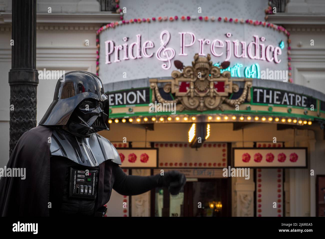 Darth Vader vor dem Theater zeigt Stolz und Vorurteile Stockfoto