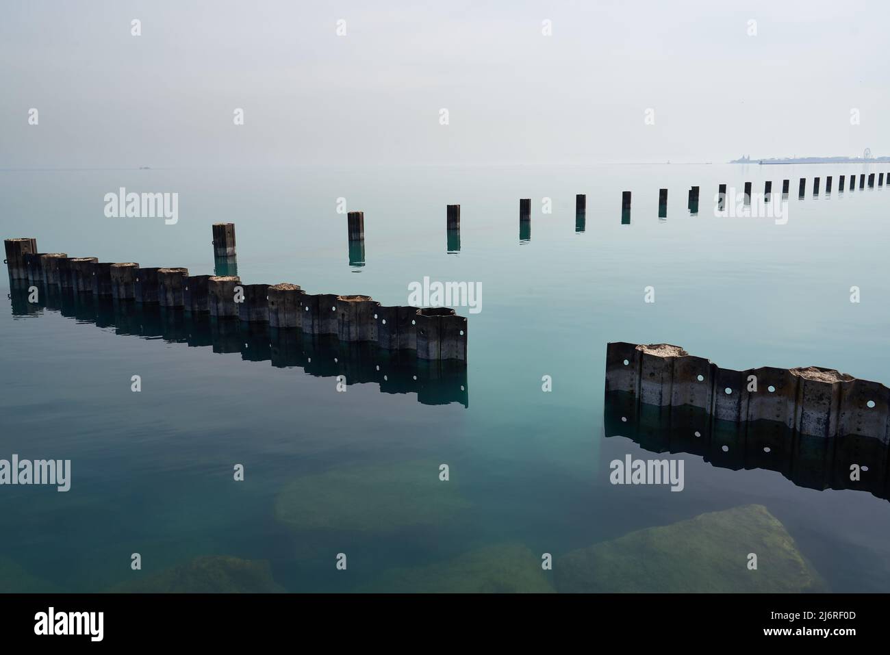 Ruhiges Wasser entlang des Chicagoer Seeufer Stockfoto