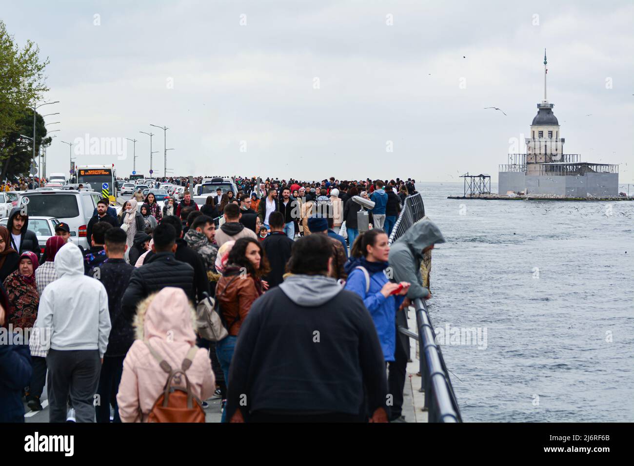 Ramadan Feast Flüchtlinge in Istanbul beherbergt die Türkei heute die größte Flüchtlingsbevölkerung der Welt. Zuerst syrische Flüchtlinge, dann Afghanen und pakistanische illegale Arbeiter. Jetzt ist es ein großes Problem für die Türkei und Istanbul. Dies ist Istanbul Bosphorus , Üsküdar Küste und diese Menge ist komplett afghanisch, pakistanisch und andere Menschen. Derzeit sind die meisten Türken wegen des Ramadan-Urlaubs aus Istanbul. Stockfoto