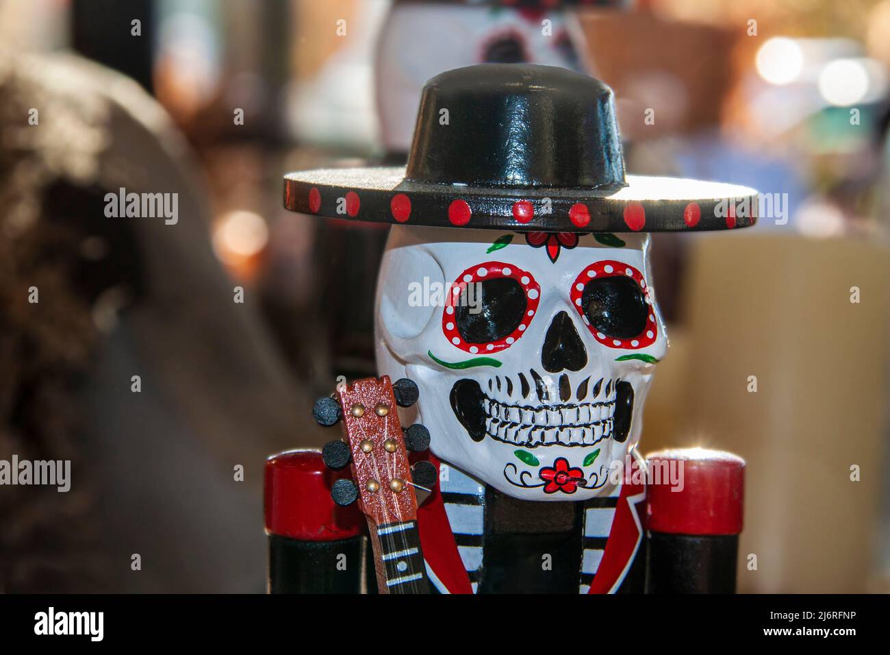 Day of the Dead Dia de Muertos musikalisches Skelett mit bemaltem Gesicht und Gitarre Stockfoto