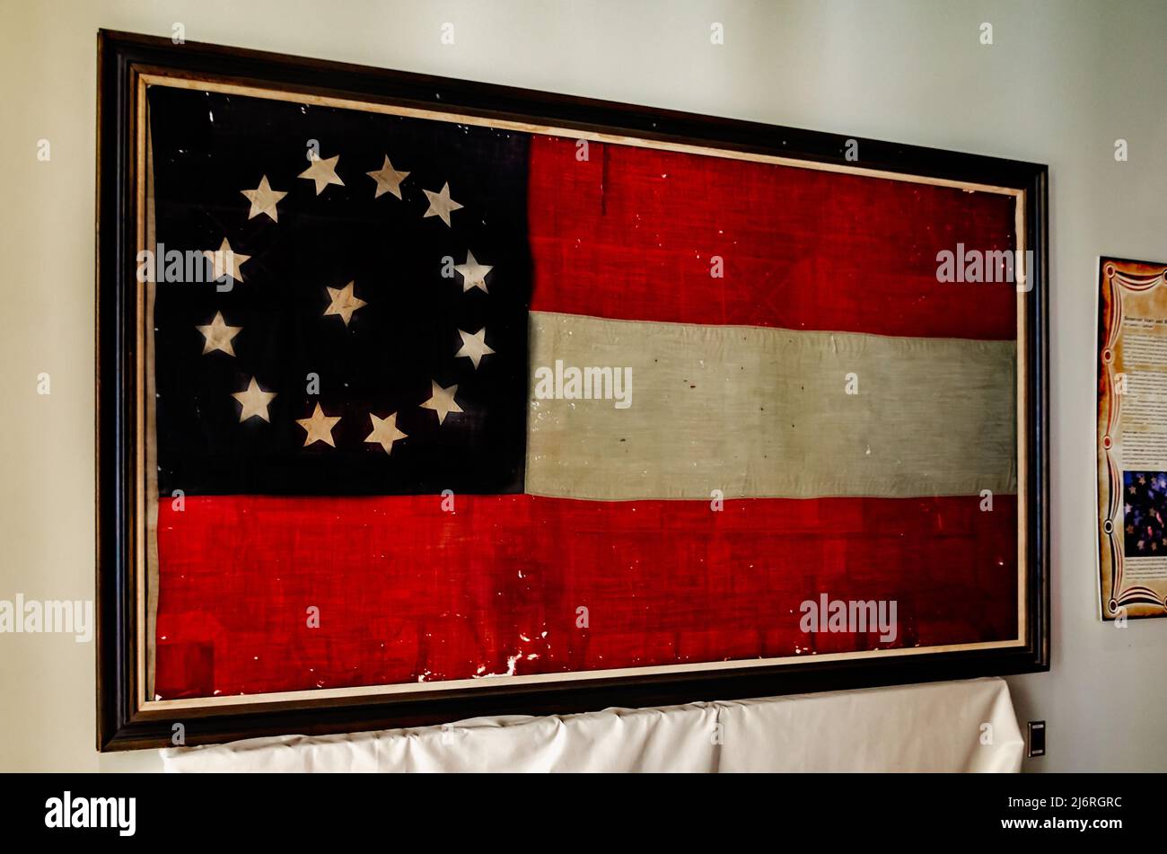 Die Stars and Bars-Flagge, die erste Nationalflagge der Konföderation, wird in der Jefferson Davis Presidential Library in Biloxi, Mississippi, ausgestellt. Stockfoto