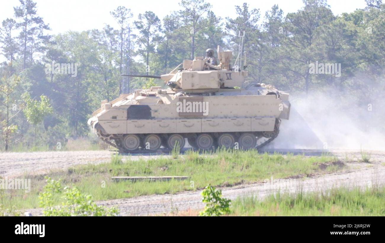 Eine Kampffahrzeugbesatzung M2A3 Bradley, die dem Kampfteam der 2. Panzerbrigade, 3. Infanterie-Division, zugewiesen wurde, manövriert zum Startpunkt des Tabelle-VI-Teils des Sullivan-Cup-Wettbewerbs in Fort Benning, Georgia, 3. Mai 2022. Der Sullivan Cup erfordert die Beherrschung der einzelnen Aufgaben, die technische und taktische Kompetenz sowie die Fähigkeit, ein kompetentes Manöver, eine nachhaltige und gewehrte Fähigkeiten unter Beweis zu stellen. Der diesjährige Sullivan Cup ist der erste, der einen Bradley Fighting Vehicle Crew Wettbewerb zeigt. (USA Foto der Armee von Staff Sgt. Justin McClarran) Stockfoto
