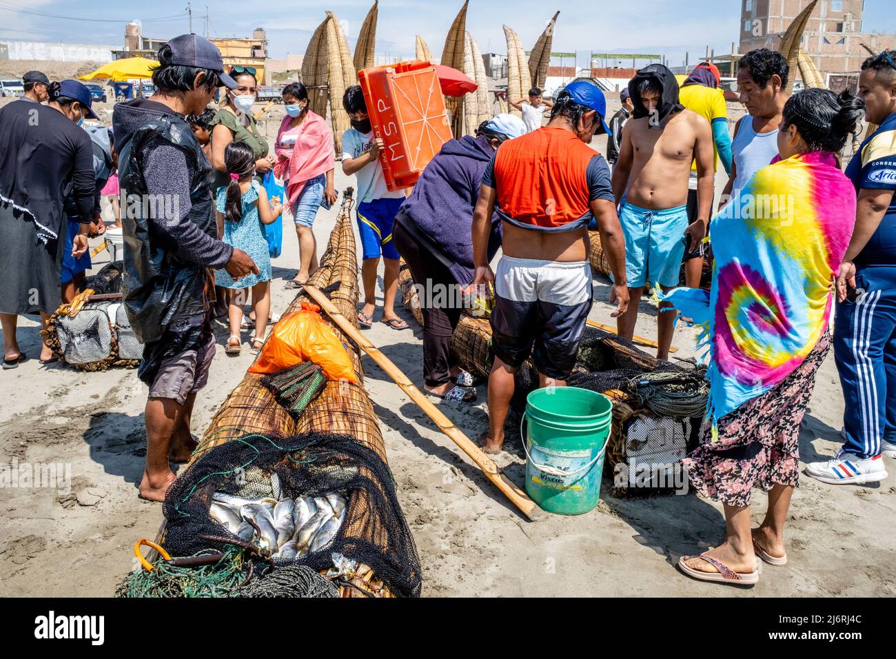 Einheimische Verkaufen Frischen Fisch Von Ihren Caballitos De Totora (Traditionelle Schilfboote), Pimentel Beach, Chiclayo, Provinz Chiclayo, Peru. Stockfoto