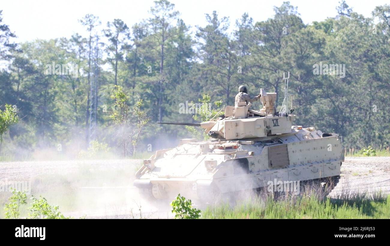 Ein Kampffahrzeug M2A3 Bradley mit Besatzung des Kampfteams der 2. Panzerbrigade, 3. Infantry Division, manövriert im Rahmen des Sullivan Cup Competition in Fort Benning, Georgia, am 3. Mai 2022, in die unterste Reihe. Der Sullivan Cup erfordert die Beherrschung der einzelnen Aufgaben, die technische und taktische Kompetenz sowie die Fähigkeit, ein kompetentes Manöver, eine nachhaltige und gewehrte Fähigkeiten unter Beweis zu stellen. Der diesjährige Sullivan Cup ist der erste, der einen Bradley Fighting Vehicle Crew Wettbewerb zeigt. (USA Foto der Armee von Staff Sgt. Justin McClarran) Stockfoto