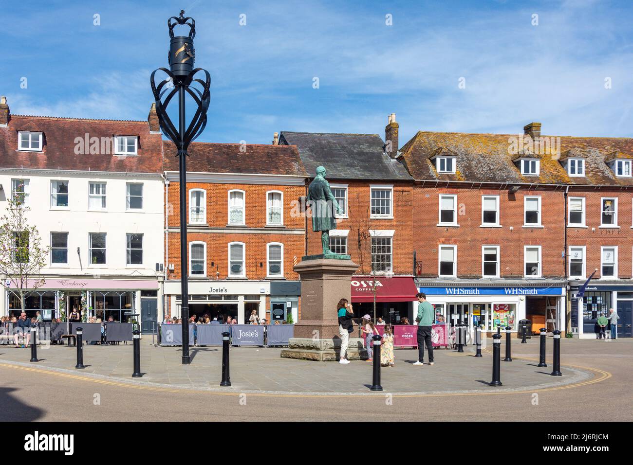 Straßencafés, Market Place, Romsey, Hampshire, England, Vereinigtes Königreich Stockfoto