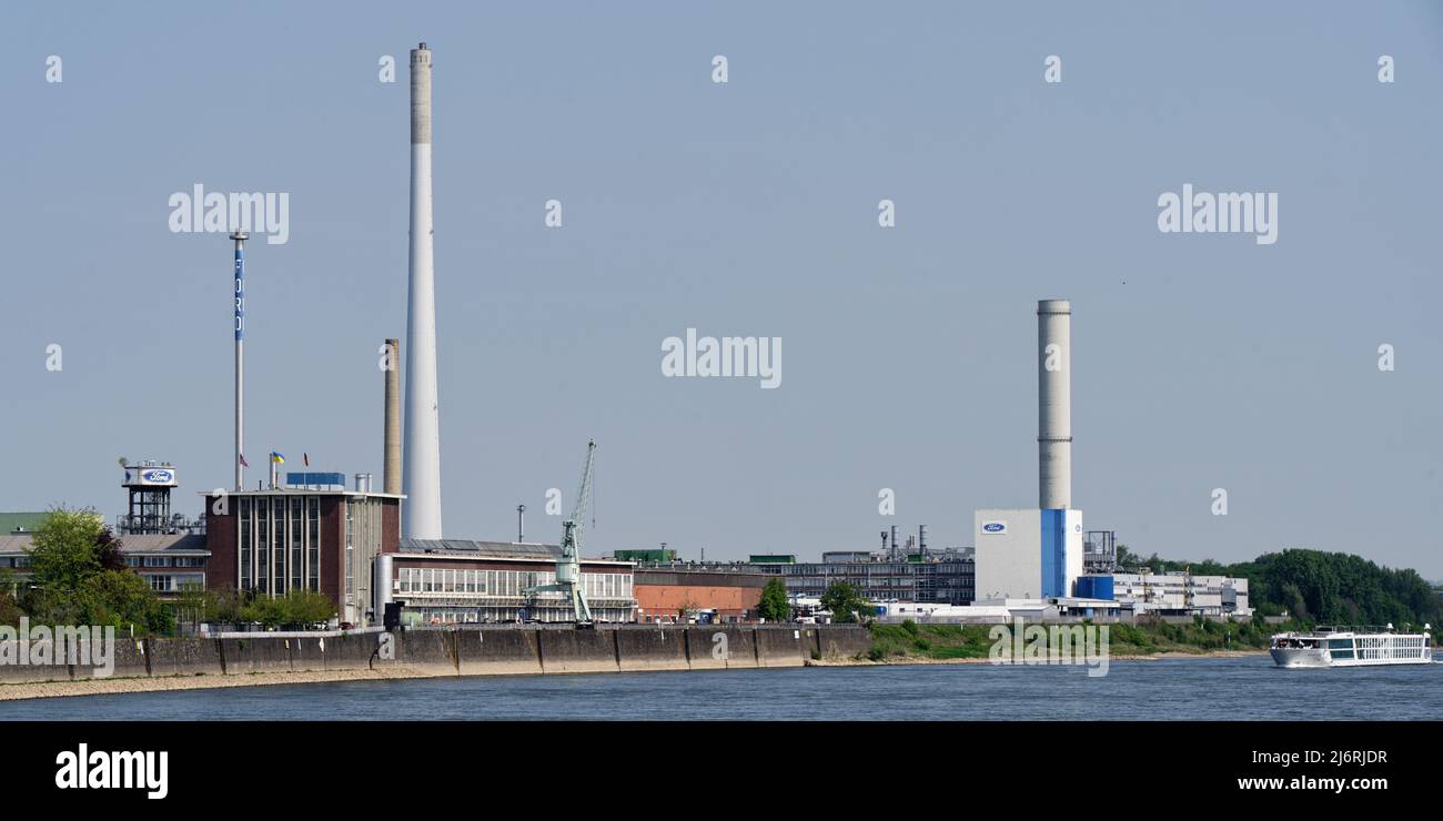 Köln, Deutschland - 03. Mai 2022: Der ford-Automobilkonzern am rhein in köln Stockfoto