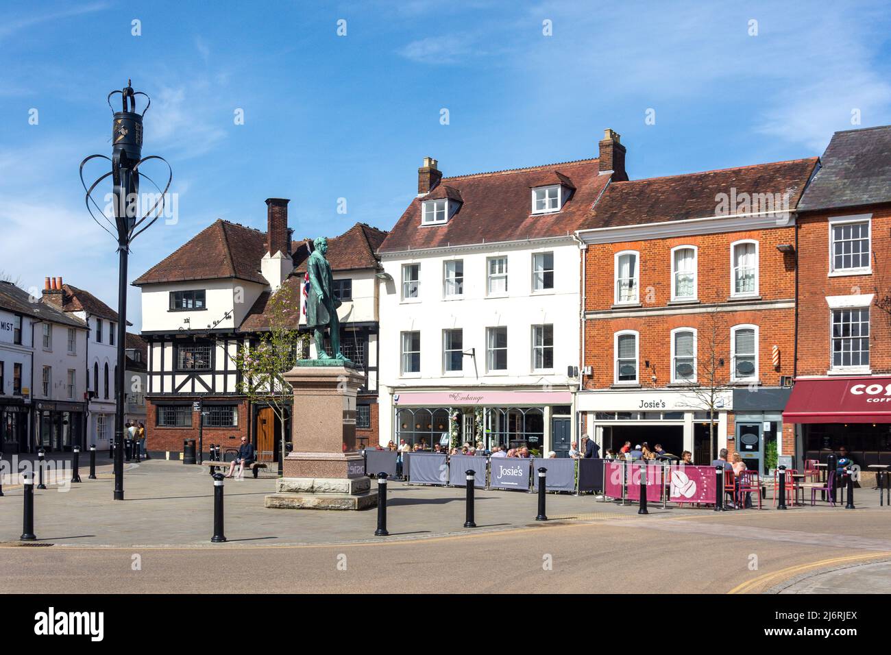 Straßencafés, Market Place, Romsey, Hampshire, England, Vereinigtes Königreich Stockfoto