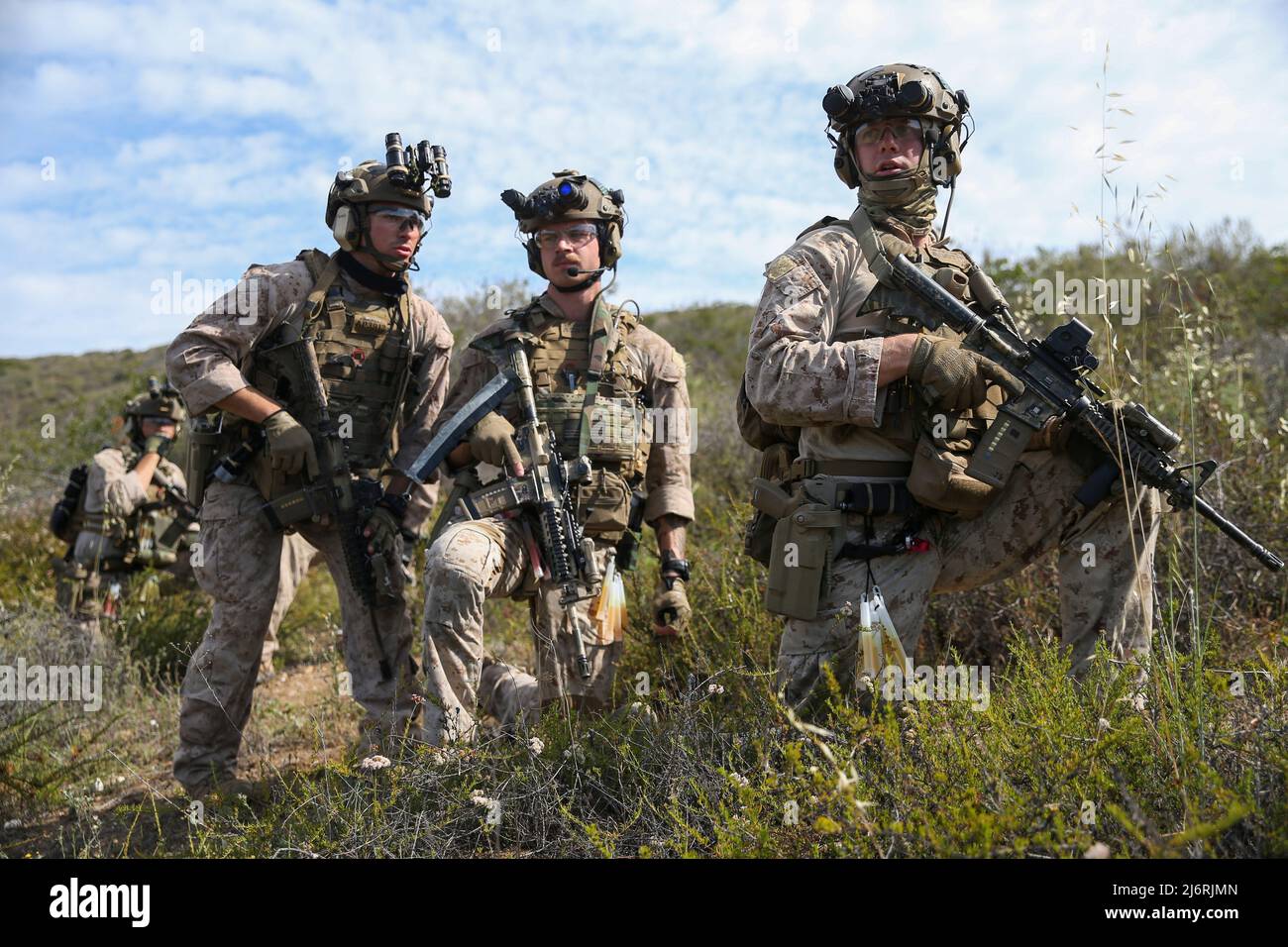 US-Marineinfanteristen mit der Maritime RAID Force, 13. Marine Expeditionary Unit, beobachten ein Zielgebiet während des Ground Interoperability Course im Marine Corps Base Camp Pendleton, Kalifornien, 26. April 2022. Der Schwerpunkt der Interoperabilitätsübung der Maritime RAID Force liegt auf der Integration aller Elemente des MRF in eine umfassende und zusammenhängende Raidtruppe, die MEU-Operationen durchführen und unterstützen kann, während sie in der Indo-Pazifik-Region eingesetzt wird. (USA Marine Corps Foto von CPL. Nicolas Atehortua) Stockfoto