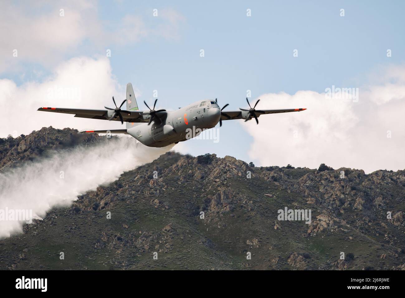 „MAFFS 3“, ein kalifornischer Air National Guard C-130J Super Hercules, der dem Luftlift-Flügel 146. zugewiesen wurde, fliegt eine Trainingsstrecke während des 2022 Modular Airborne Firefighting Systems (MAFFS) Spring Training in Boise, Idaho, 29. April 2022. Die MAFFS-Einheiten trainieren für eine US-Northern Command-Mission. Im Falle einer Aktivierung während des Brandjahres ist First Air Force (AFNORTH), das Air Component Command des US Northern Command, der operationelle Leiter des Verteidigungsministeriums für die militärischen Luftanstrengungen, um die Anträge des USDA Forest Service-National Interagency Fire Center auf Unterstützung bei der Brandbekämpfung zu unterstützen. (USA Luft Na Stockfoto