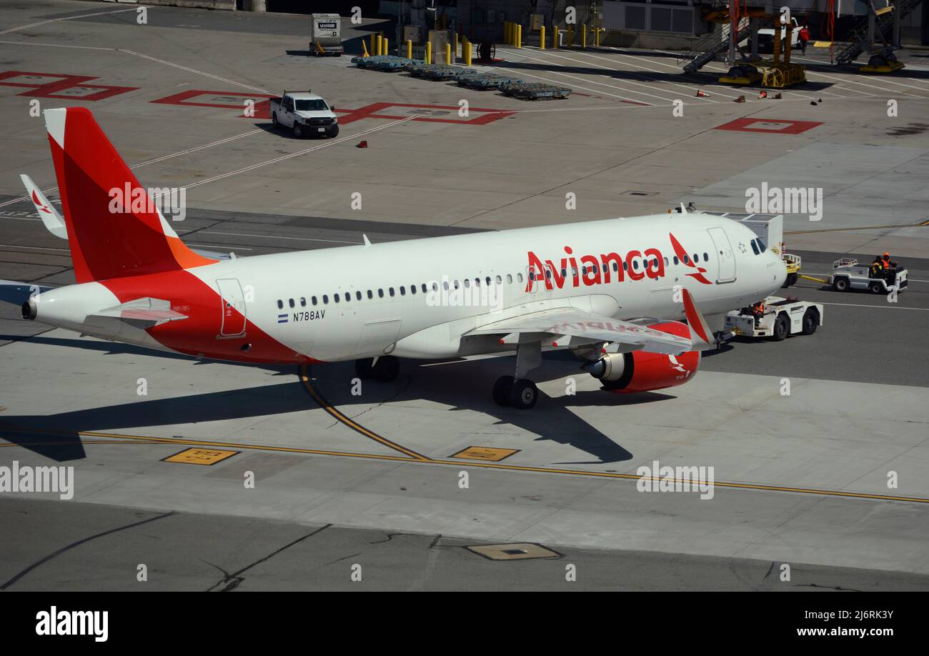 Ein Passagierflugzeug des Typs Airbus A320 von Avianca Airlines wird vor dem Abflug am San Francisco International Airport in San Francisco vom Flugsteig gezogen. Stockfoto