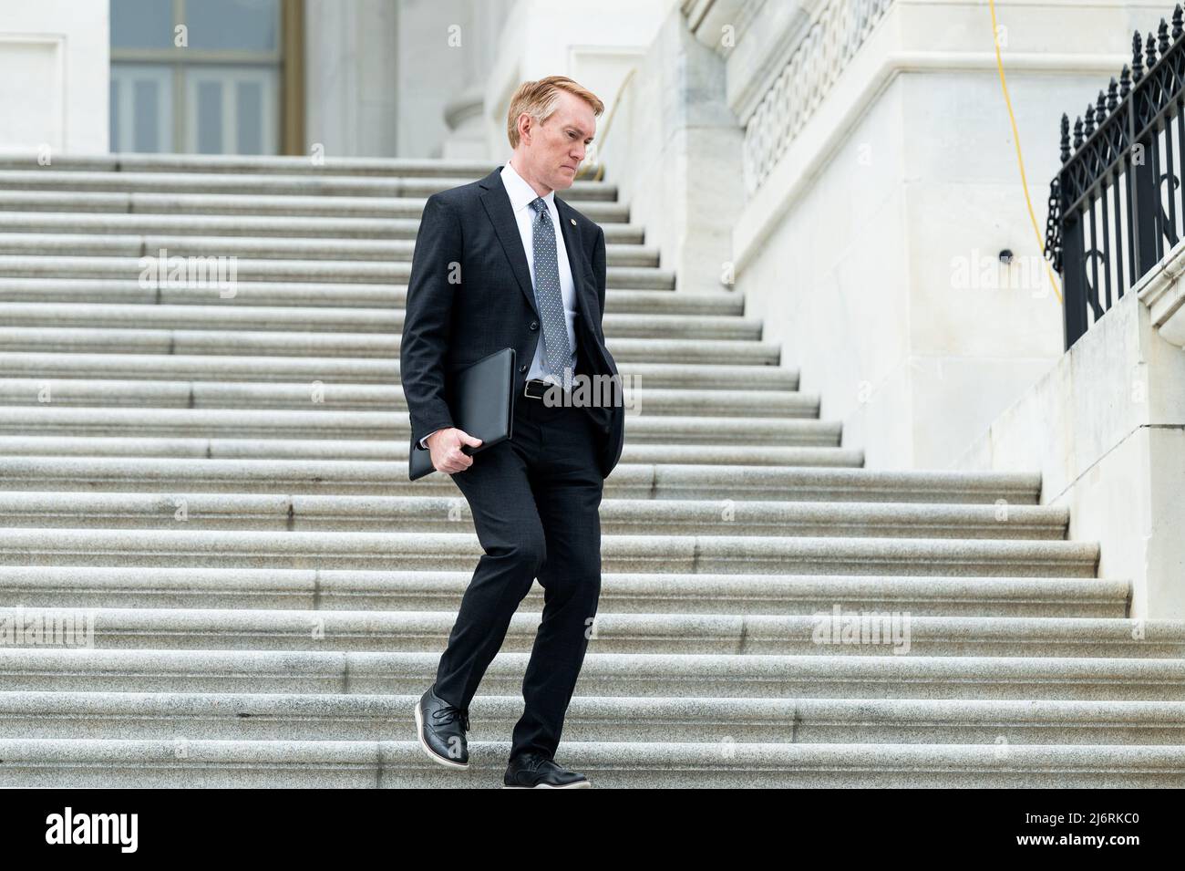 US-Senator James Lankford (R-OK), der die Stufen am Kapitol hinuntergeht. Stockfoto