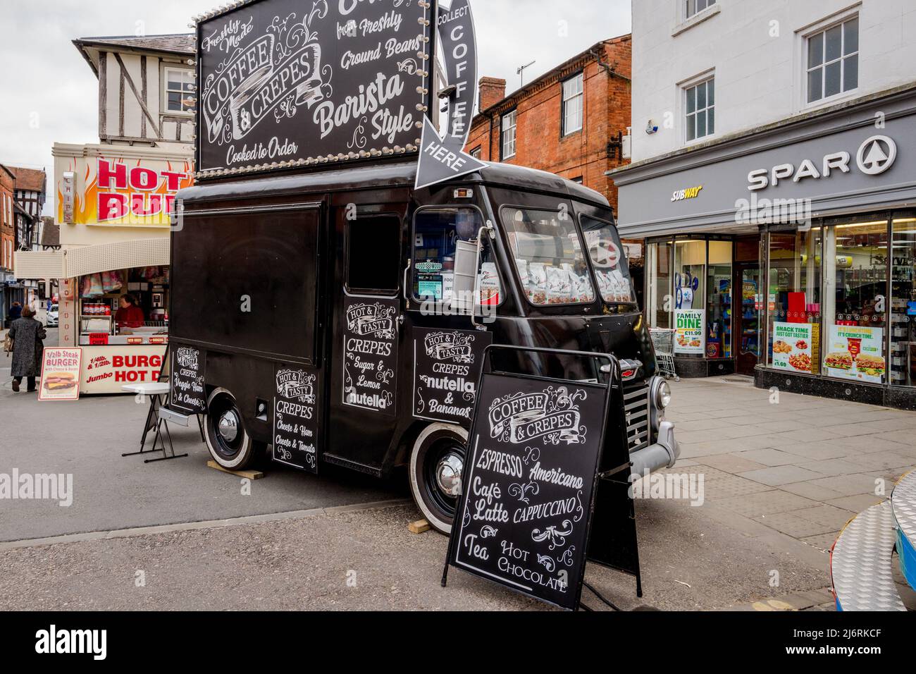 Kaffee und Crepes aus einem mobilen schwarzen Oldtimer mit Hot Dogs und  Burger-Stand, Ludlow, Shropshire, zu kaufen Stockfotografie - Alamy