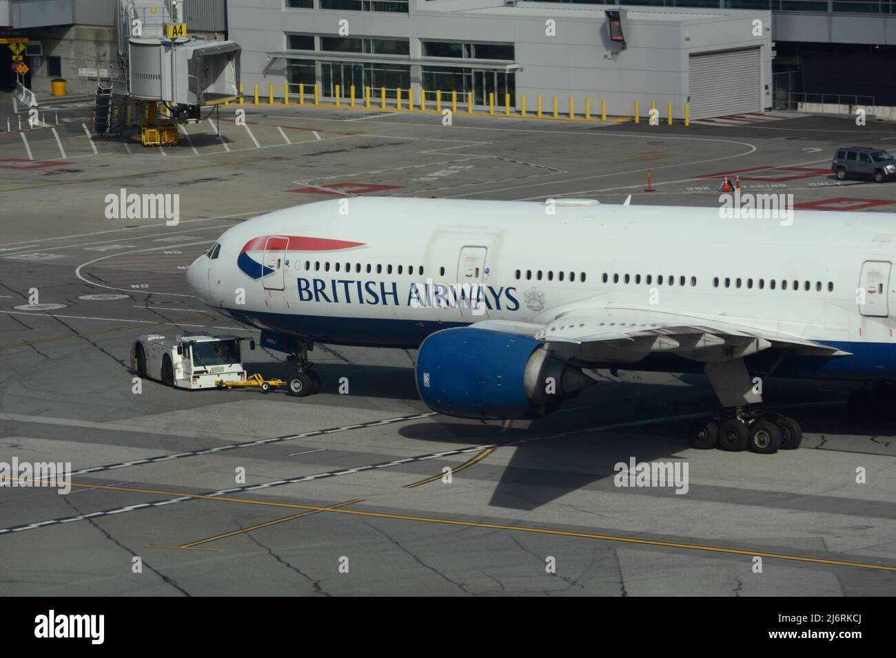 Ein Passagierflugzeug der British Airways Boeing 777 wird am San Francisco International Airport in San Francisco, Kalifornien, vom Gate abgestoßen. Stockfoto