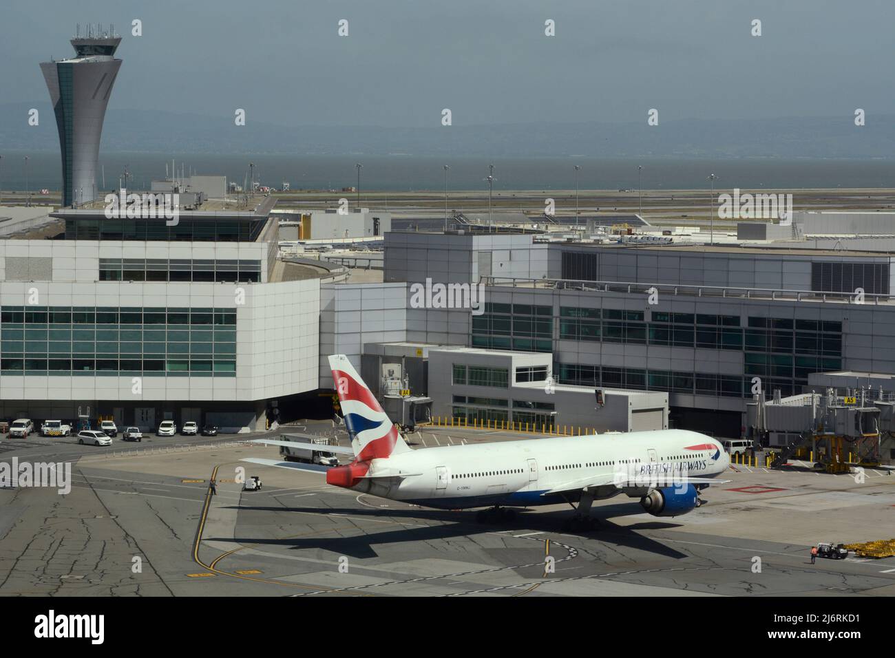 Ein Passagierflugzeug der British Airways Boeing 777 wird am San Francisco International Airport in San Francisco, Kalifornien, vom Gate abgestoßen. Stockfoto