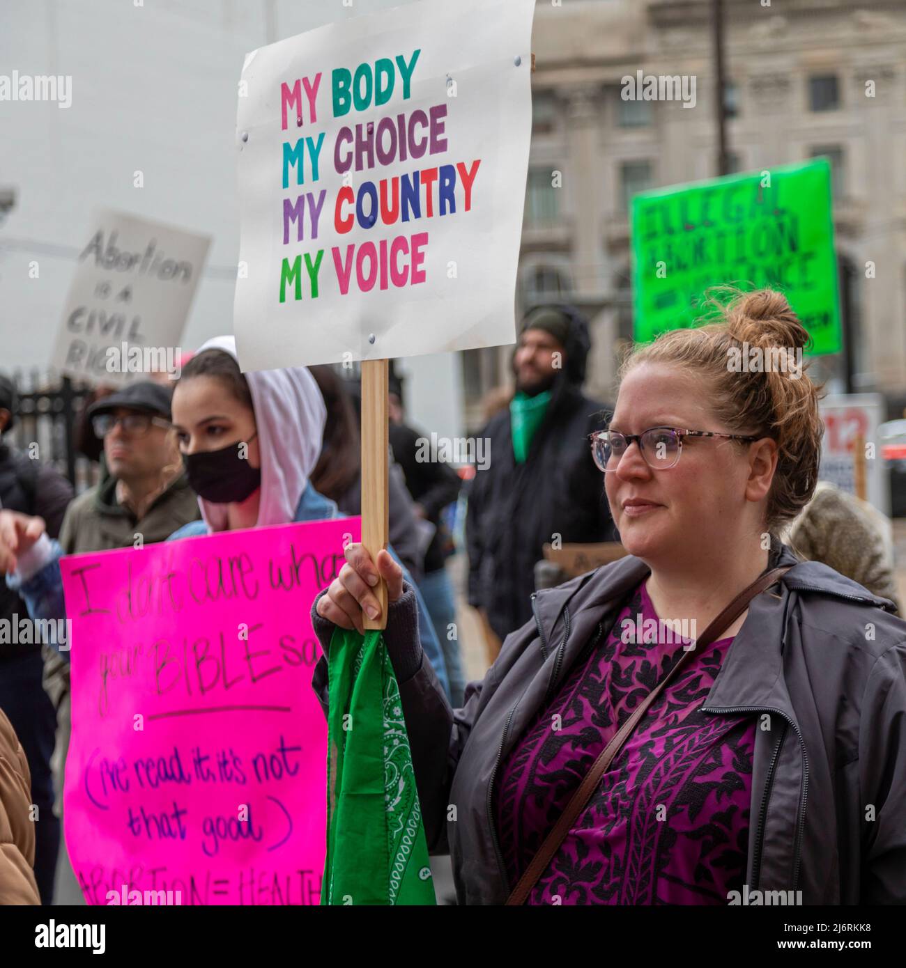 Detroit, Michigan USA - 3. Mai 2022 - Frauenrechtler versammelten sich vor dem Bundesgericht, um Abtreibung legal zu halten. Einen Tag zuvor legte ein durchgesickert Entwurf einer Stellungnahme des Obersten Gerichtshofs nahe, dass das Gericht wahrscheinlich die historische Entscheidung von Roe v. Wade, die im Jahr 1973 die meisten Abtreibungen legalisierte, kicken wird. Stockfoto