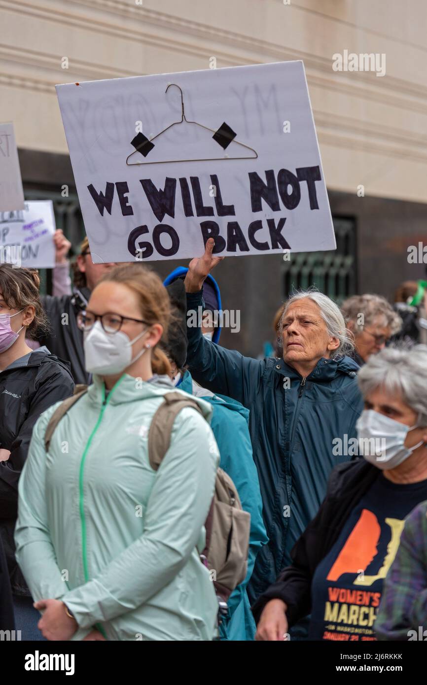 Detroit, Michigan USA - 3. Mai 2022 - Frauenrechtler versammelten sich vor dem Bundesgericht, um Abtreibung legal zu halten. Einen Tag zuvor legte ein durchgesickert Entwurf einer Stellungnahme des Obersten Gerichtshofs nahe, dass das Gericht wahrscheinlich die historische Entscheidung von Roe v. Wade, die im Jahr 1973 die meisten Abtreibungen legalisierte, kicken wird. Stockfoto