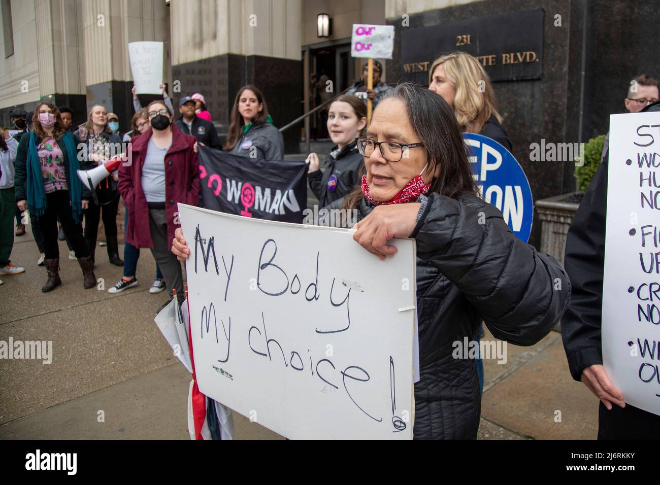 Detroit, Michigan USA - 3. Mai 2022 - Frauenrechtler versammelten sich vor dem Bundesgericht, um Abtreibung legal zu halten. Einen Tag zuvor legte ein durchgesickert Entwurf einer Stellungnahme des Obersten Gerichtshofs nahe, dass das Gericht wahrscheinlich die historische Entscheidung von Roe v. Wade, die im Jahr 1973 die meisten Abtreibungen legalisierte, kicken wird. Stockfoto