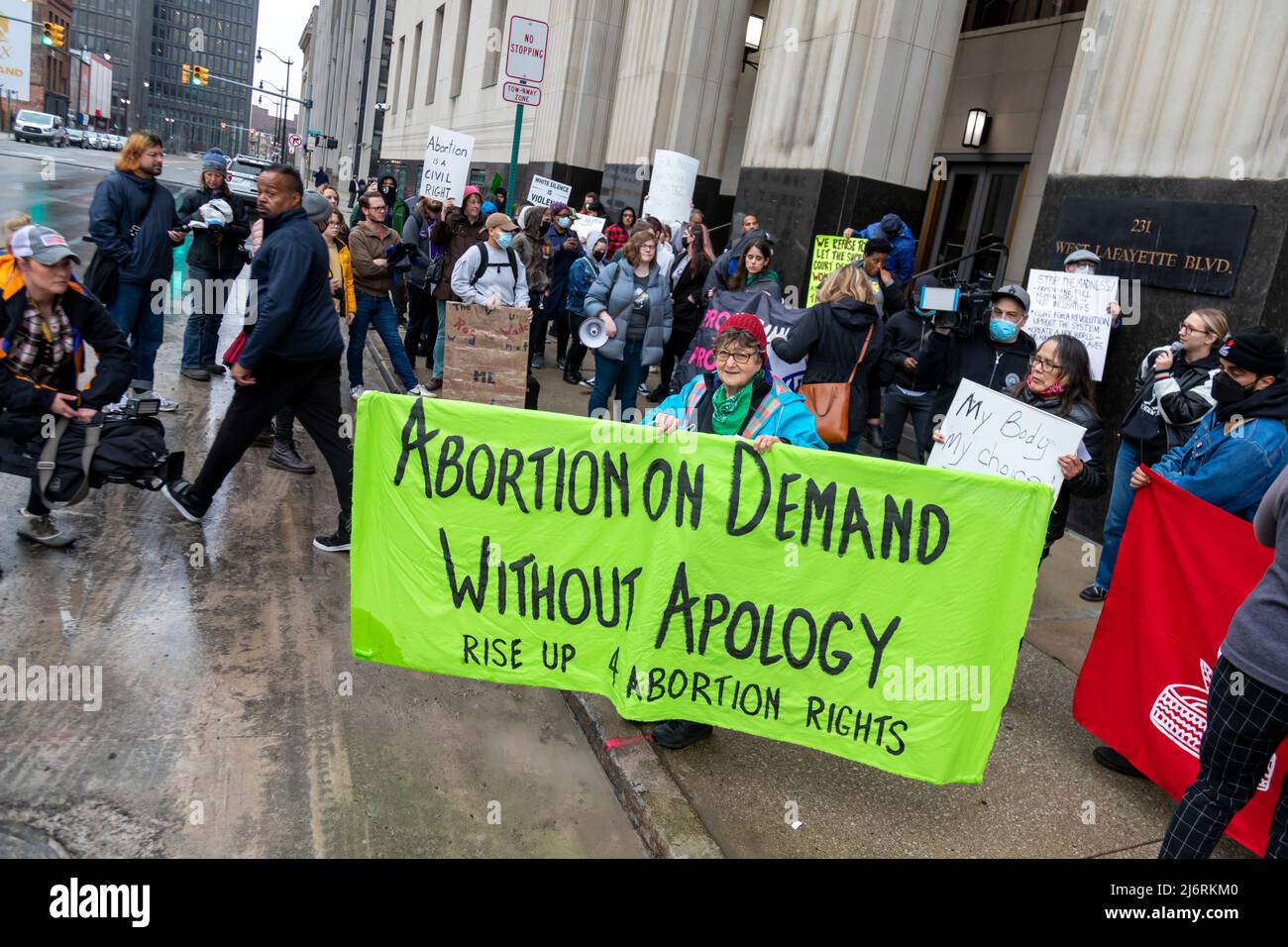 Detroit, Michigan USA - 3. Mai 2022 - Frauenrechtler versammelten sich vor dem Bundesgericht, um Abtreibung legal zu halten. Einen Tag zuvor legte ein durchgesickert Entwurf einer Stellungnahme des Obersten Gerichtshofs nahe, dass das Gericht wahrscheinlich die historische Entscheidung von Roe v. Wade, die im Jahr 1973 die meisten Abtreibungen legalisierte, kicken wird. Stockfoto