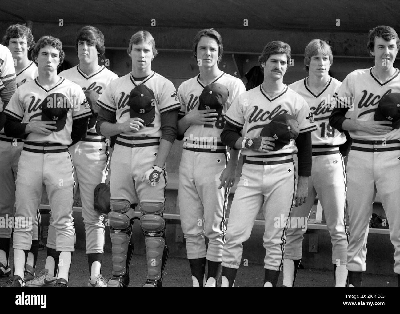 Das UCLA College Baseballteam steht für die National Anthem bei einer Zeremonie, die ihr Heimstadion zu Ehren der Dodger-Legende und des UCLA-Alumnus Jackie Robinson, Westwood, um 1981, weiht und benennt Stockfoto