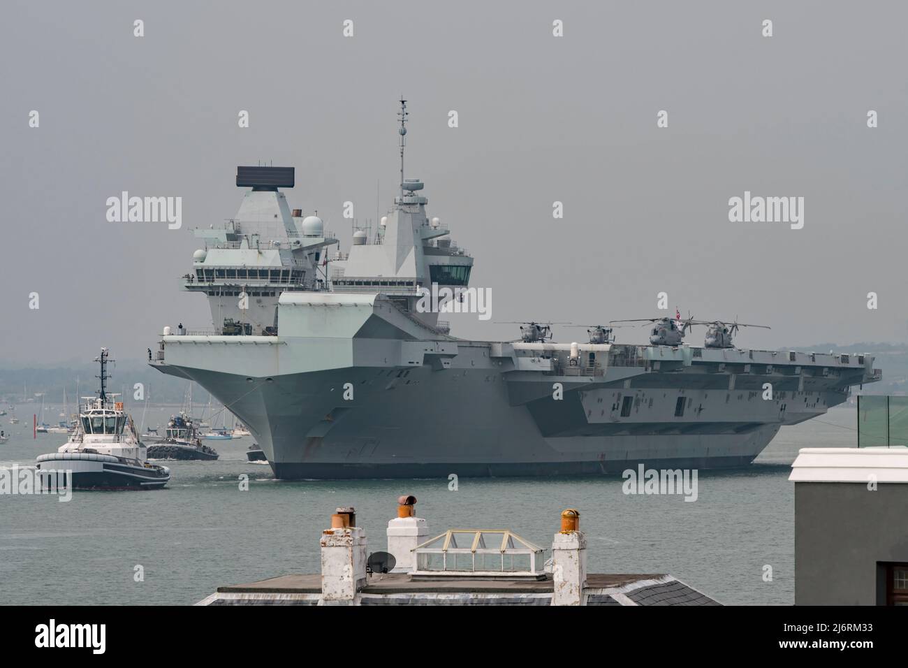 HMS Queen Elizabeth (R08) verließ Portsmouth, Großbritannien, am 3.. Mai 2022 zum Seetraining, mit Hubschraubern von Merlin und Wildcat an Deck. Stockfoto