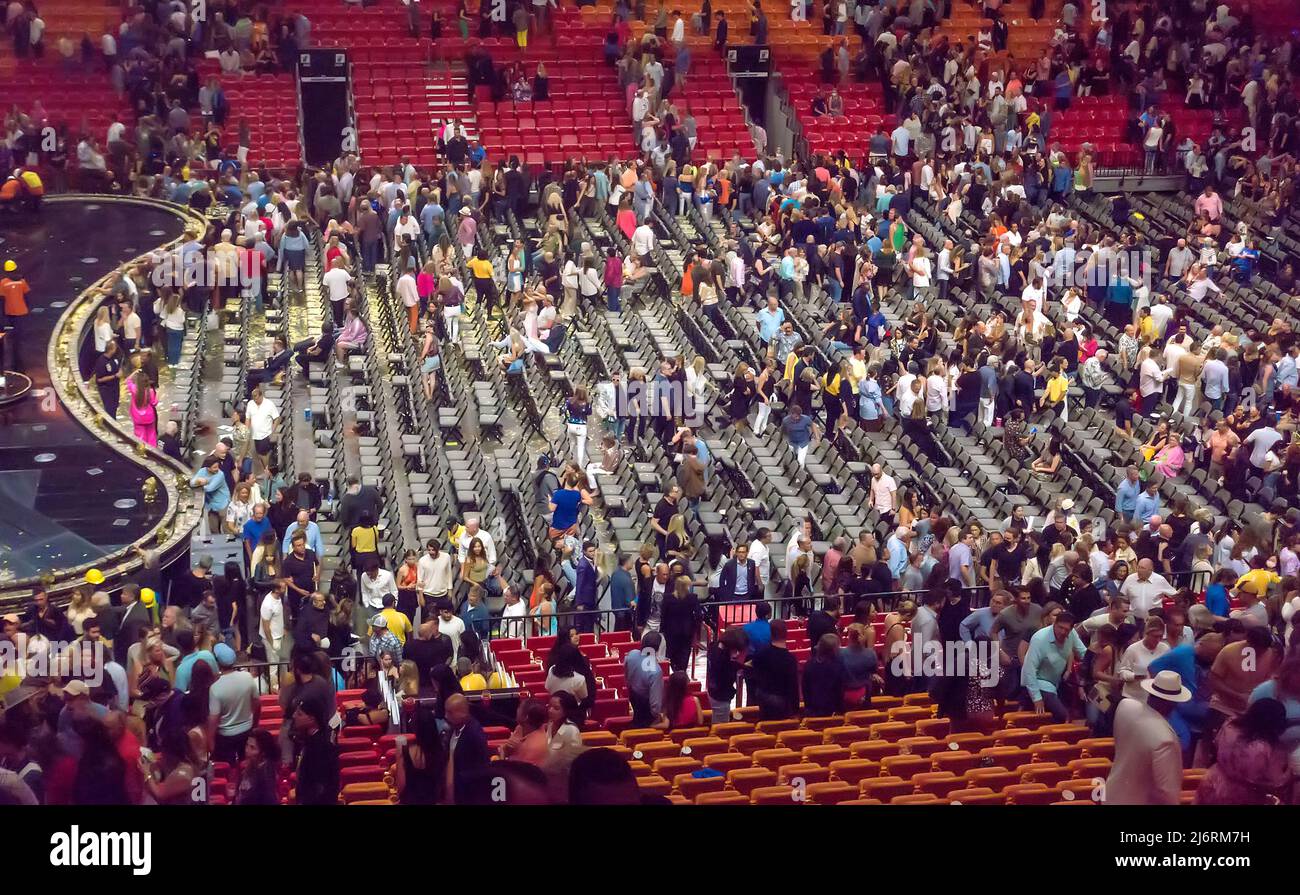 Leute, die sich am Ende eines Popkonzerts in Miami, Florida, USA, einluden Stockfoto