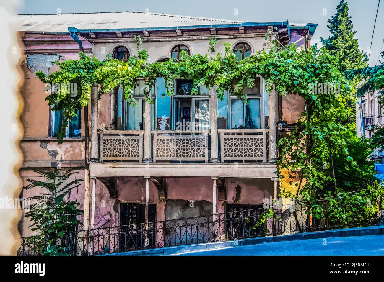 Altes prunkvolles Grungy House in Tiflis Georgia, bedeckt mit Weinreben Stockfoto Altes prunkvolles Grungy House in Tiflis Georgia, bedeckt mit Weinreben Stockfoto