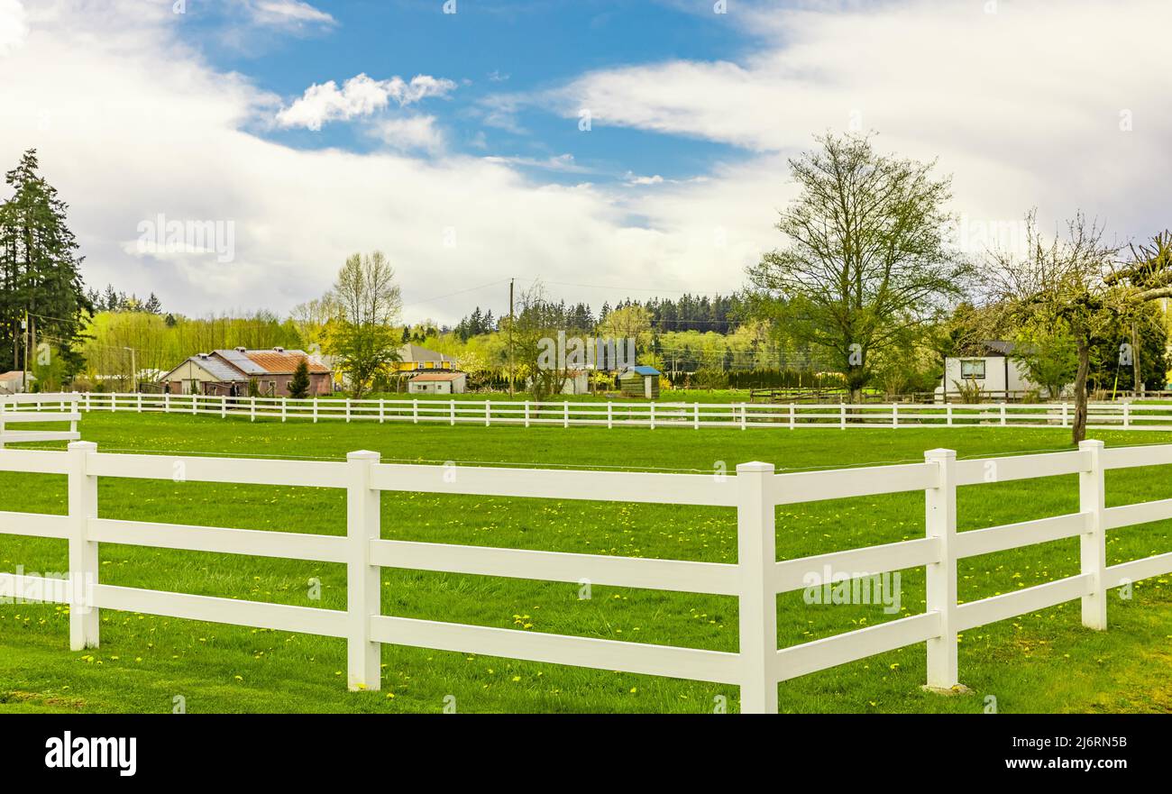 Typischer weißer Holzzaun in Ackerland. Landhaus mit weißem Zaun an  bewölktem Tag. Reisefoto, selektiver Fokus, niemand Stockfotografie - Alamy