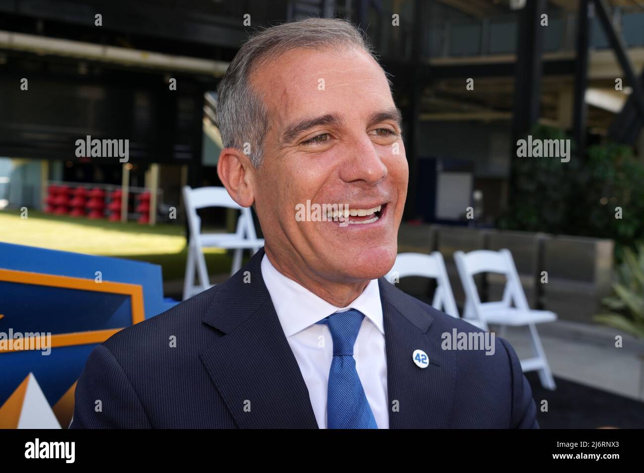 Der Bürgermeister von Los Angeles, Eric Garcetti, nimmt an einer Veranstaltung Teil, um den Countdown zur MLB All-Star Week am Dienstag, den 3. Mai 2022, im Dodger Stadium in Los Angeles offiziell zu starten. Das All-Star Game wird voraussichtlich am 19. Juli ausgetragen. Stockfoto