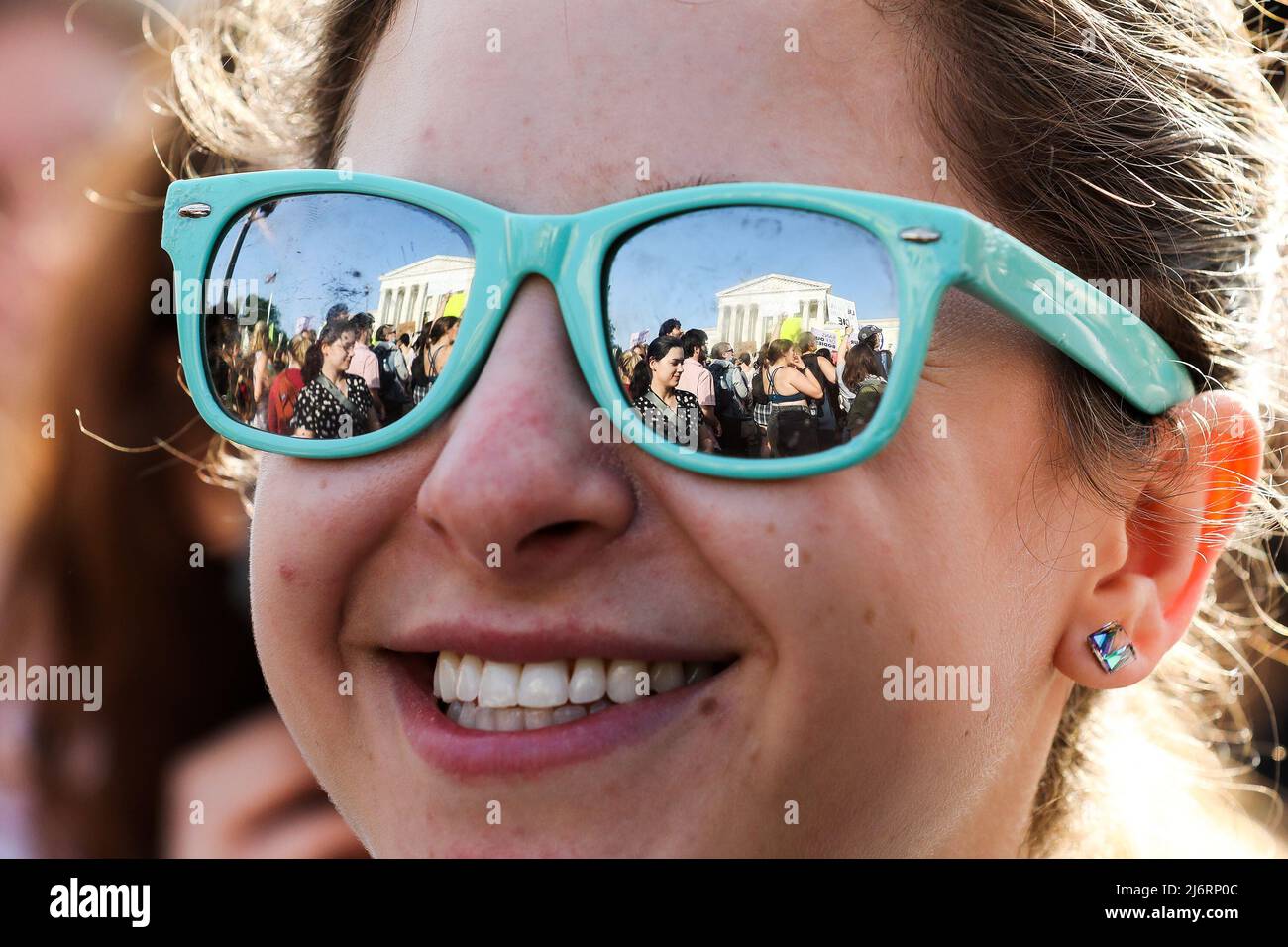 Am Dienstag, den 3. Mai 2022, versammeln sich Demonstranten vor dem Gebäude des Obersten Gerichtshofs in Washington D.C., um Abtreibungsrechte zu unterstützen. Am Montag, dem 2. Mai 2022, lief ein Entwurf einer Entscheidung des Obersten Gerichtshofs durch, der nahelegte, den Fall Roe v. Wade aus dem Jahr 1973, der ein Recht auf Abtreibung in den Vereinigten Staaten begründete, zu kicken. Stockfoto