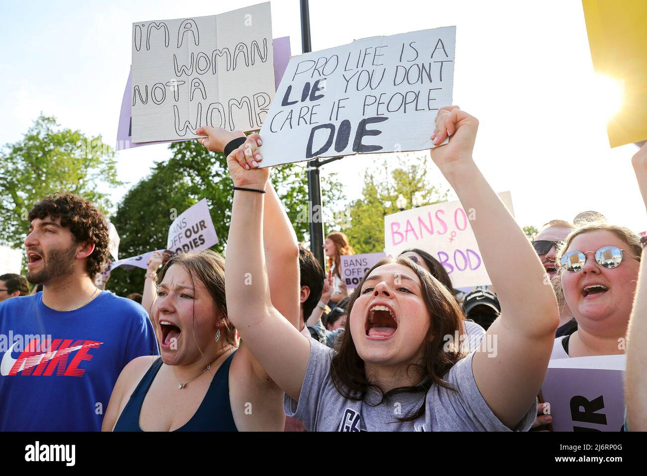 Am Dienstag, den 3. Mai 2022, versammeln sich Demonstranten vor dem Gebäude des Obersten Gerichtshofs in Washington D.C., um Abtreibungsrechte zu unterstützen. Am Montag, dem 2. Mai 2022, lief ein Entwurf einer Entscheidung des Obersten Gerichtshofs durch, der nahelegte, den Fall Roe v. Wade aus dem Jahr 1973, der ein Recht auf Abtreibung in den Vereinigten Staaten begründete, zu kicken. Stockfoto