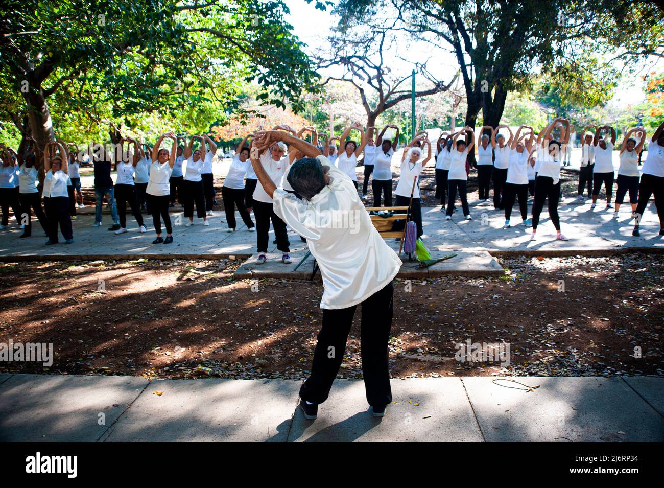 Ältere Kubanerin macht Gruppenübungen in einem Park im Vedado-Teil von Havanna, Kuba. Stockfoto