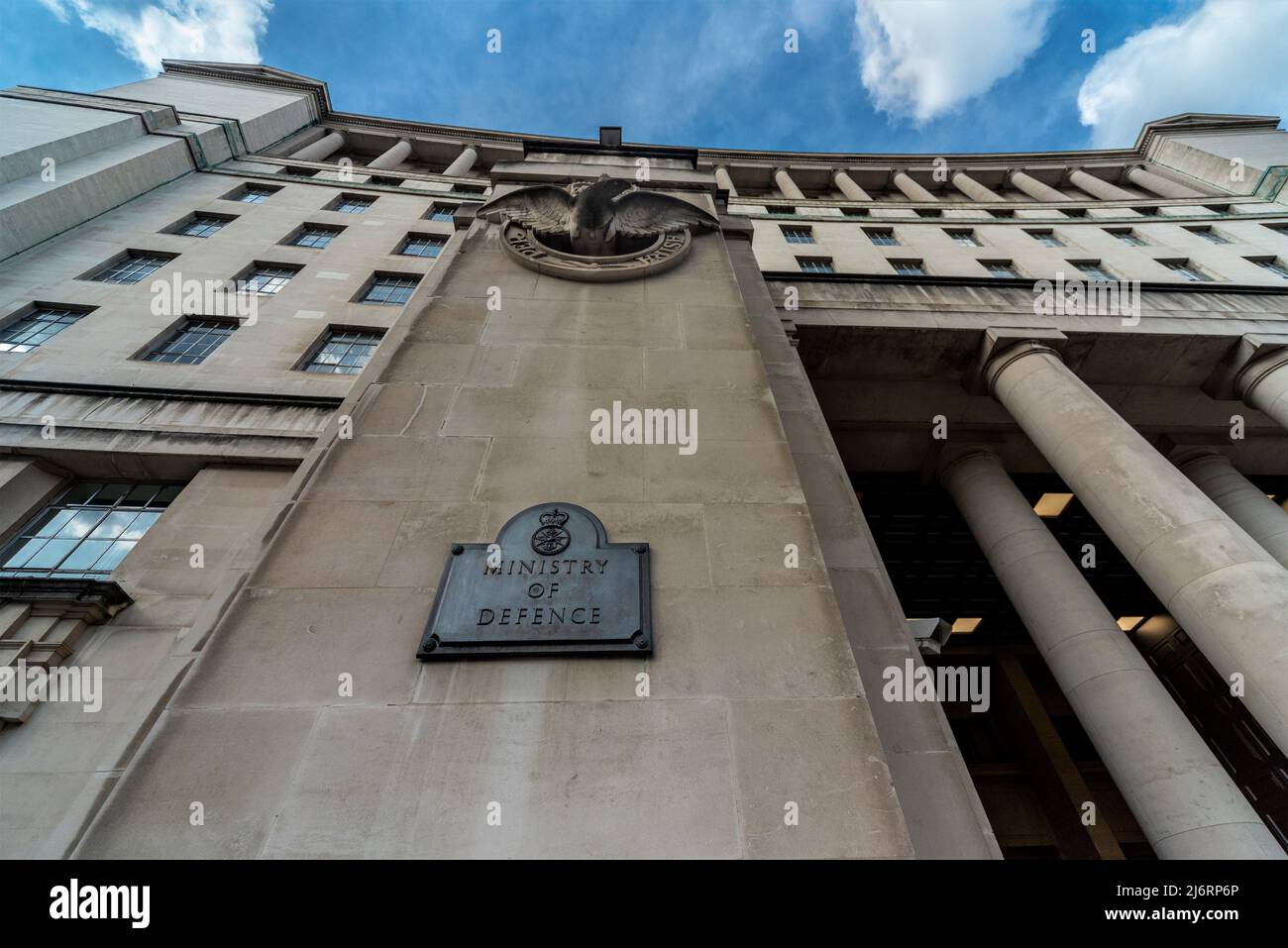 London, England, Großbritannien-August 21 2019: Blick auf die Hauptfassade des M.O.D., in der Nähe der Downing Street und der Houses o Stockfoto