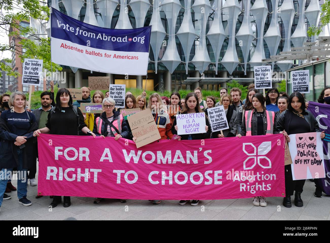 London, Großbritannien, 3.. Mai 2022. Die Wahlkämpferinnen der Frauen versammelten sich vor der amerikanischen Botschaft in Vauxhall, nachdem der Entwurf des Obersten Gerichtshofs der USA zur Umkizung der Abtreibungsrechte ausgeheckt wurde. Das Gerichtsurteil von Roe gegen Wade aus dem Jahr 1973 gewährte Frauen im ersten Trimester der Schwangerschaft Abtreibungsschutz. Wenn dies umkehrt wird, haben 22 Staaten Gesetze, die das Verbot des Verfahrens ermöglichen. Kredit: Elfte Stunde Fotografie/Alamy Live Nachrichten Stockfoto