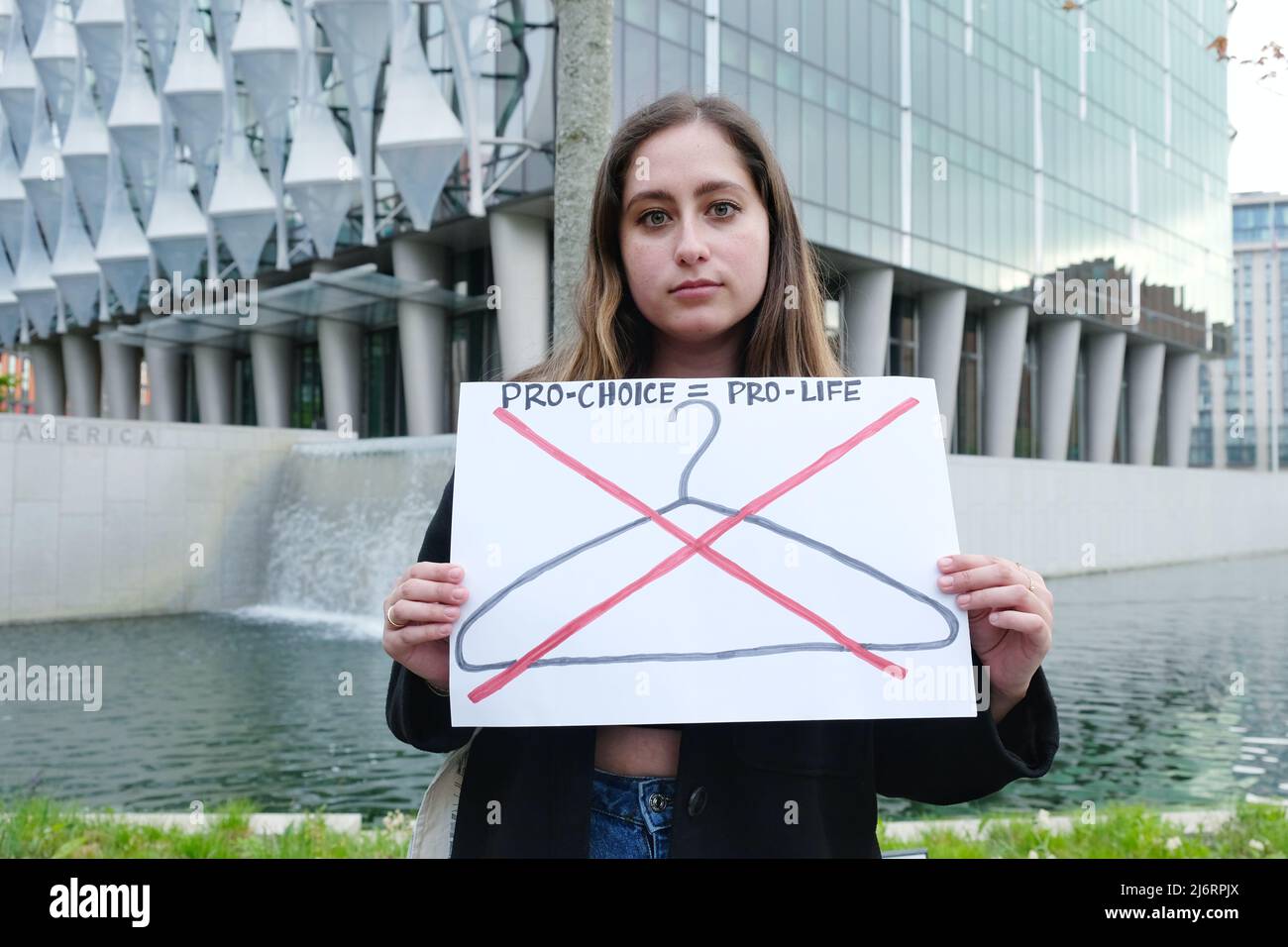 London, Großbritannien, 3.. Mai 2022. Die Wahlkämpferinnen der Frauen versammelten sich vor der amerikanischen Botschaft in Vauxhall, nachdem der Entwurf des Obersten Gerichtshofs der USA zur Umkizung der Abtreibungsrechte ausgeheckt wurde. Das Gerichtsurteil von Roe gegen Wade aus dem Jahr 1973 gewährte Frauen im ersten Trimester der Schwangerschaft Abtreibungsschutz. Wenn dies umkehrt wird, haben 22 Staaten Gesetze, die das Verbot des Verfahrens ermöglichen. Kredit: Elfte Stunde Fotografie/Alamy Live Nachrichten Stockfoto