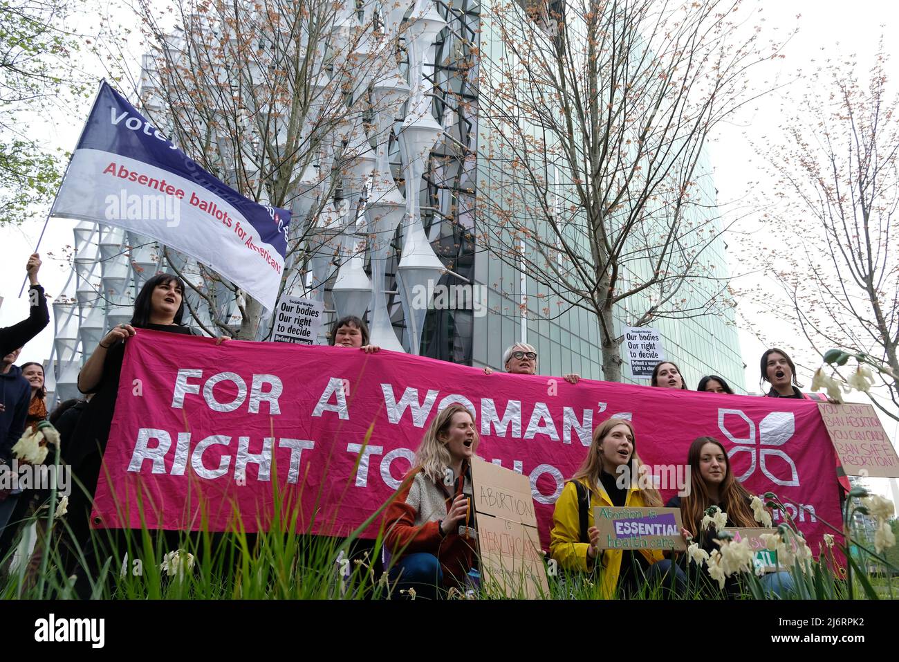 London, Großbritannien, 3.. Mai 2022. Die Wahlkämpferinnen der Frauen versammelten sich vor der amerikanischen Botschaft in Vauxhall, nachdem der Entwurf des Obersten Gerichtshofs der USA zur Umkizung der Abtreibungsrechte ausgeheckt wurde. Das Gerichtsurteil von Roe gegen Wade aus dem Jahr 1973 gewährte Frauen im ersten Trimester der Schwangerschaft Abtreibungsschutz. Wenn dies umkehrt wird, haben 22 Staaten Gesetze, die das Verbot des Verfahrens ermöglichen. Kredit: Elfte Stunde Fotografie/Alamy Live Nachrichten Stockfoto