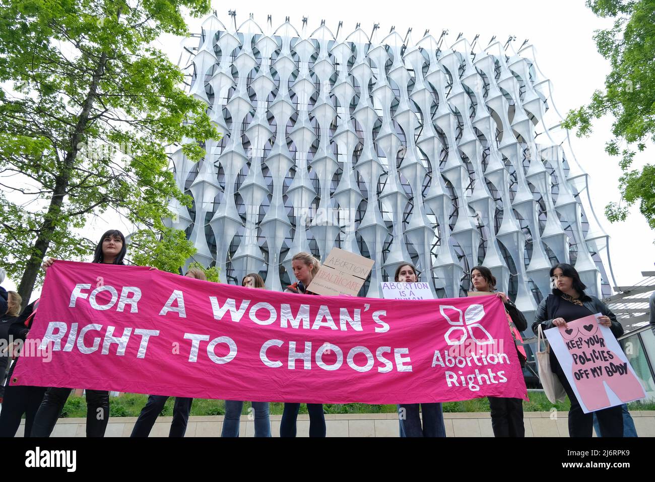 London, Großbritannien, 3.. Mai 2022. Die Wahlkämpferinnen der Frauen versammelten sich vor der amerikanischen Botschaft in Vauxhall, nachdem der Entwurf des Obersten Gerichtshofs der USA zur Umkizung der Abtreibungsrechte ausgeheckt wurde. Das Gerichtsurteil von Roe gegen Wade aus dem Jahr 1973 gewährte Frauen im ersten Trimester der Schwangerschaft Abtreibungsschutz. Wenn dies umkehrt wird, haben 22 Staaten Gesetze, die das Verbot des Verfahrens ermöglichen. Kredit: Elfte Stunde Fotografie/Alamy Live Nachrichten Stockfoto